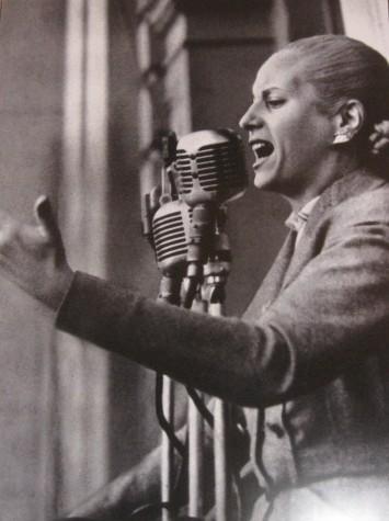 Popülist ve popüler Evita Peron, 1950'da halka bir konuşma yaparken. Kaynak-bicentenario ve vikipedi.jpg Popülist ve popüler Evita Peron, 1950'da halka bir konuşma yaparken. Kaynak-bicentenario ve vikipedi.jpg