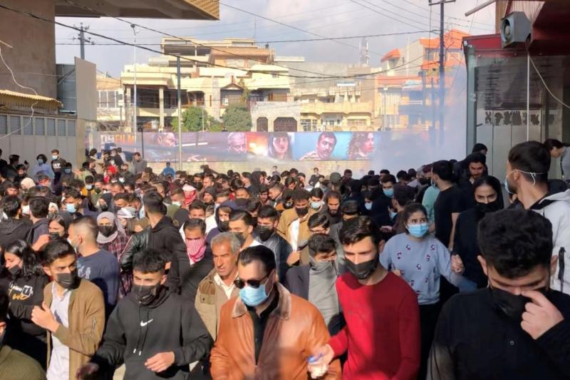 Süleymaniyeli gençlerin kitlesel protestosu zorla dağıtılabilmişti. Kaynak-independent arabia. Fotoğraf-Reuters .jpg Süleymaniyeli gençlerin kitlesel protestosu zorla dağıtılabilmişti. Kaynak-independent arabia. Fotoğraf-Reuters .jpg