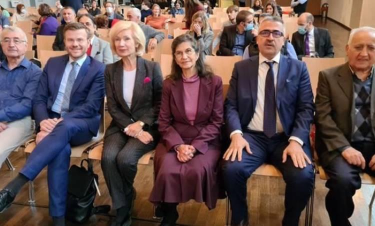 Mehmet Elbistan, Nürnberg şehrindeki gurbetçi dostlarıyla. Dışlayıcı politikaya karşı (Biz de buralıyız) mesajı veriliyor. Kaynak-Global kalem-G.jpg Mehmet Elbistan, Nürnberg şehrindeki gurbetçi dostlarıyla. Dışlayıcı politikaya karşı (Biz de buralıyız) mesajı veriliyor. Kaynak-Global kalem-G.jpg