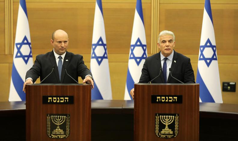 Başbakan Naftali Benett ile Dışişleri Bakanı Yair Lapid. Koalisyon hükümeti dağıldı. İsrail'de erken seçim var. Kaynak-linehaber.com_.jpg Başbakan Naftali Benett ile Dışişleri Bakanı Yair Lapid. Koalisyon hükümeti dağıldı. İsrail'de erken seçim var. Kaynak-linehaber.com_.jpg
