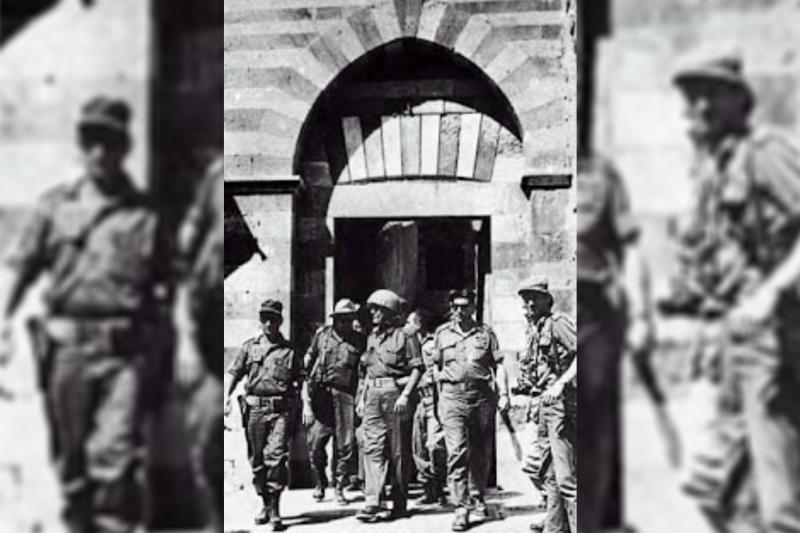 Hz. İbrahim Camisini 1967'deki işgal sonrasında gezen Savunma Bakanı Moşe Dayan ve askeri erkân. .jpg