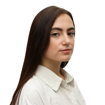 Carsen Holaday Bridgerton'daki Lady Araminta karakterinin kulağında minik bir yara bandı olduğunu belirtiyor