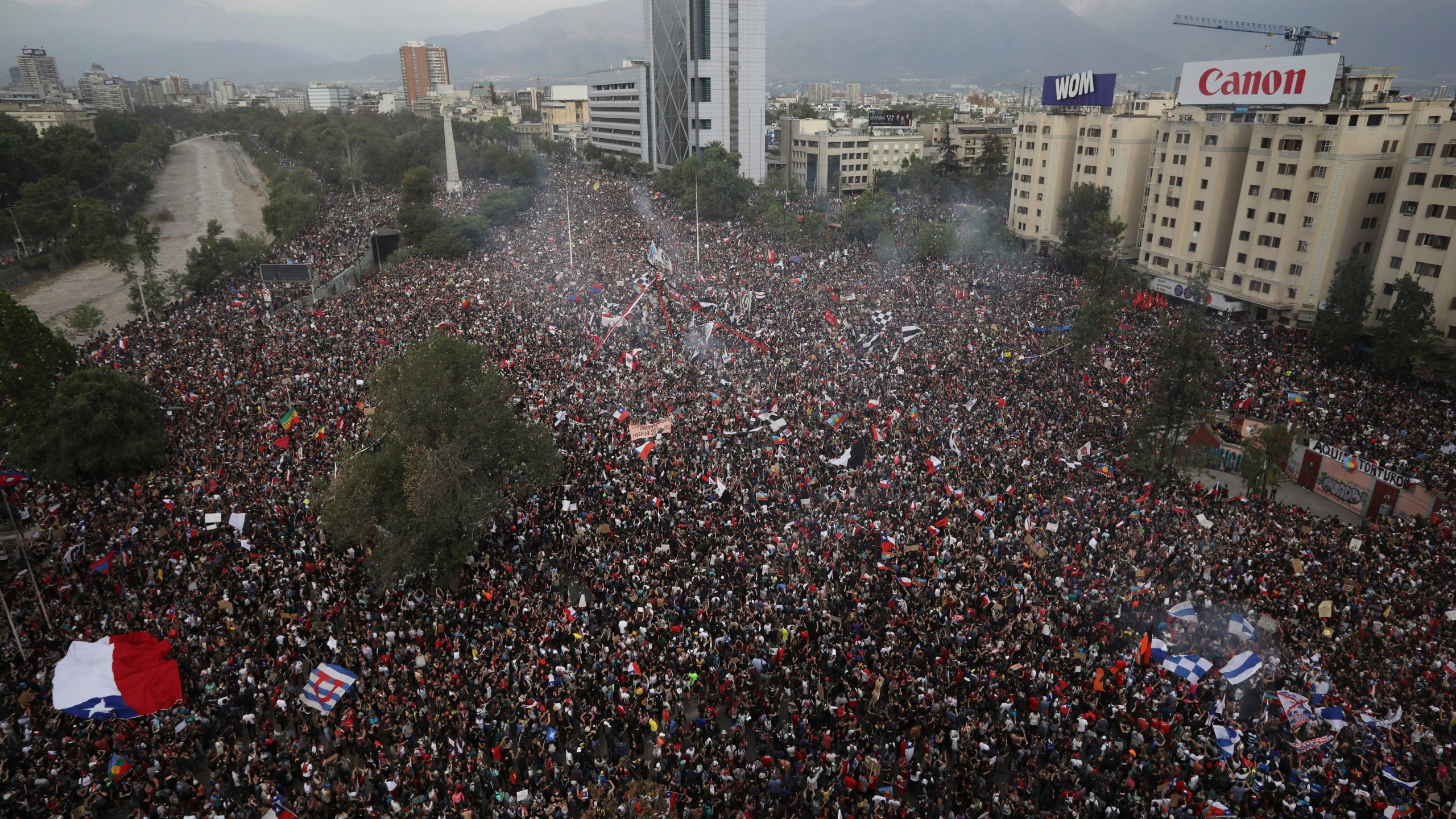Protestocularin Karantina Yuzunden Bosalttigi Meydanda Fotograf Cektiren Sili Devlet Baskani Elestirilerin Hedefi Oldu Independent Turkce