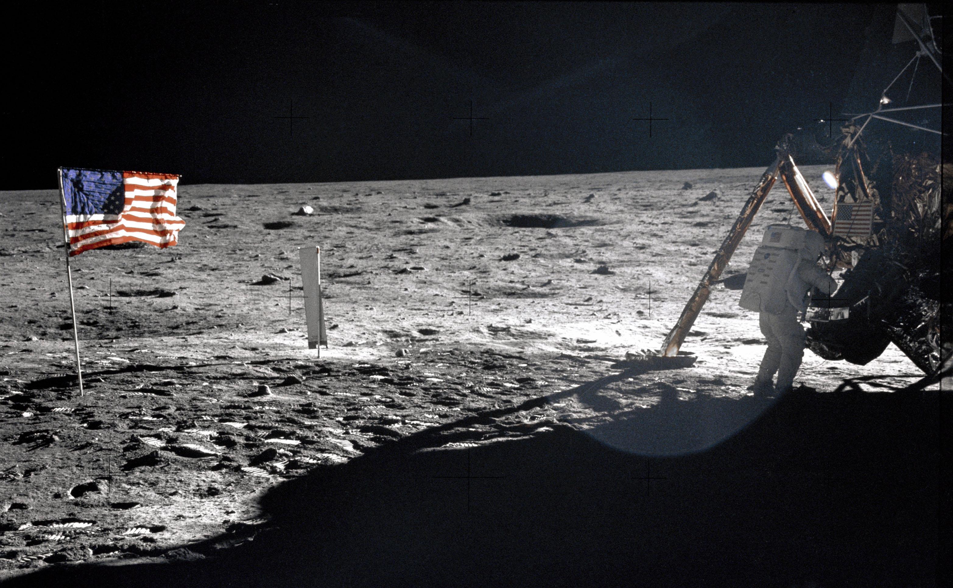 ay a ilk kez ayak basan neil armstrong