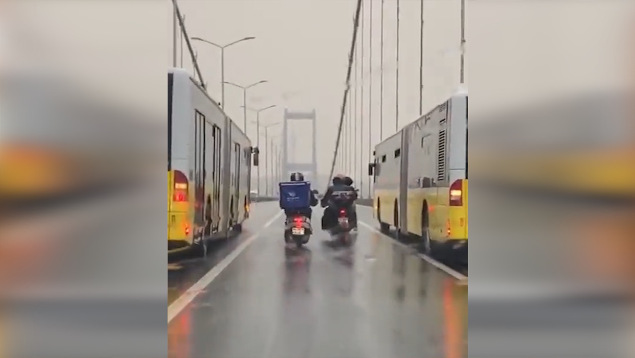 firtinada cok alkislanan harekete 26 yillik moto kuryeden elestiri iki otobus arasinda gidilmez turbulans olur arkadaslar acemilik yapmislar independent turkce