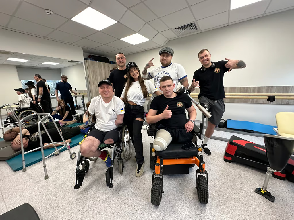 Ukraynalı porno yıldızı savaş gazileri için para topluyor | Independent  Türkçe