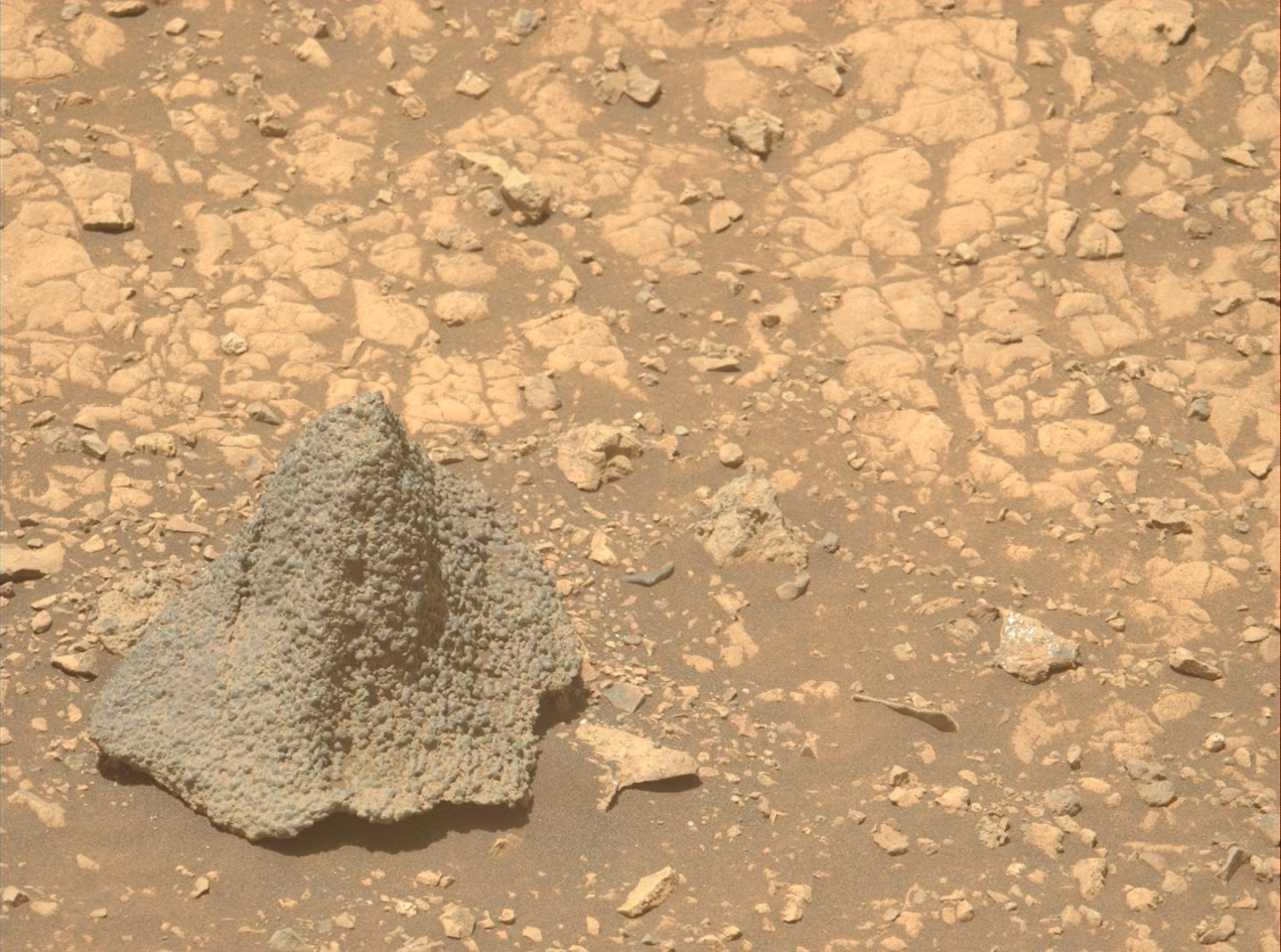 NASA'nın yeni keşfi: Mars'taki şapka şeklinde kaya merak uyandırdı