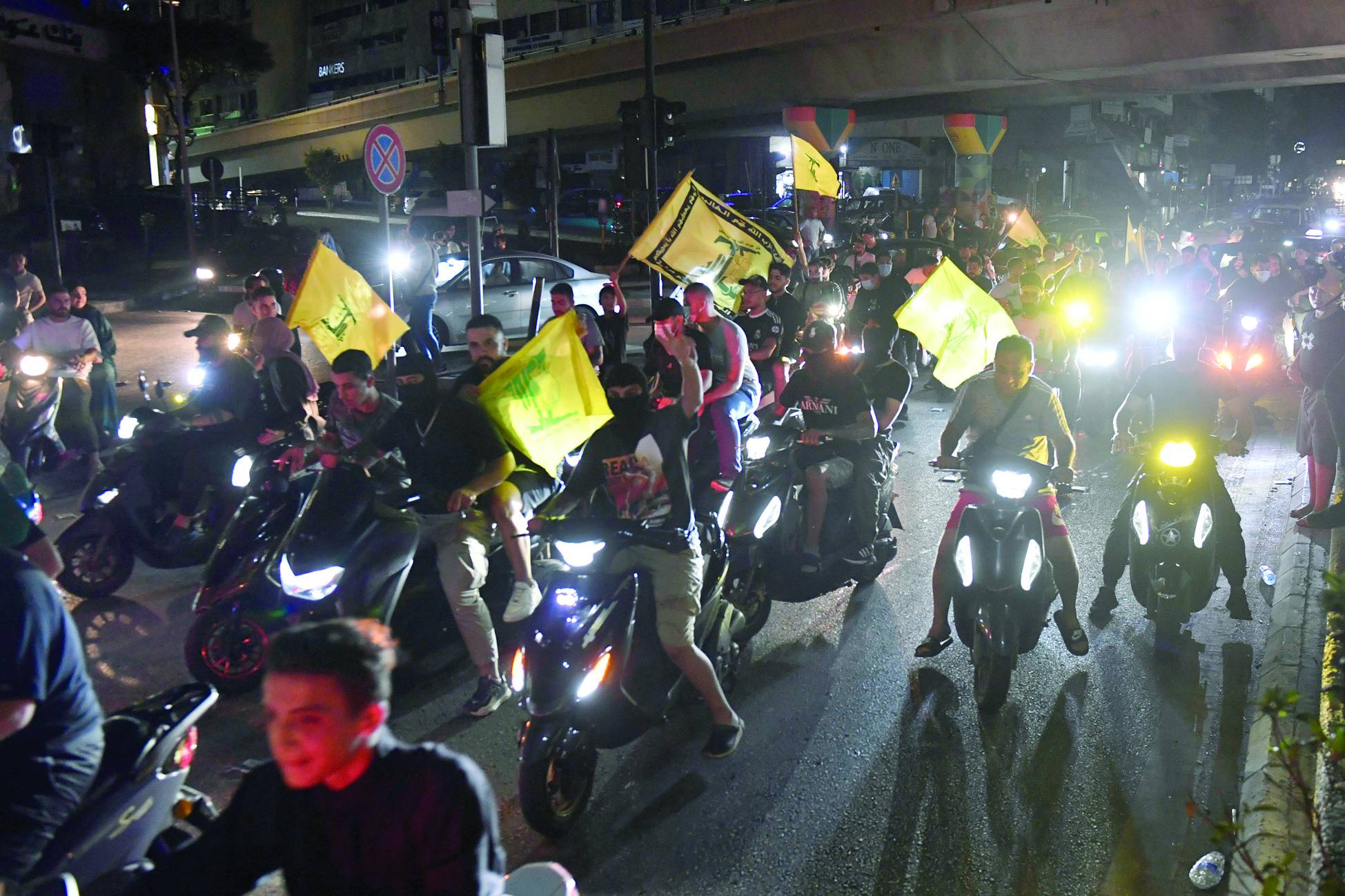 Lübnan’daki Şii İkilisi hükümetin kararlarına karşı protesto çağrısında geri adım attı