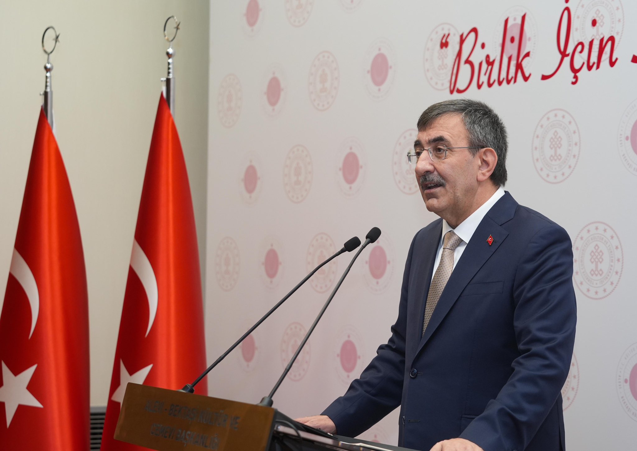 Cumhurbaşkanı Yardımcısı Yılmaz, Alevi inanç önderleriyle buluştu: Alevi Bektaşi toplumunun sürece çok büyük katkılarda bulunacağına inanıyorum