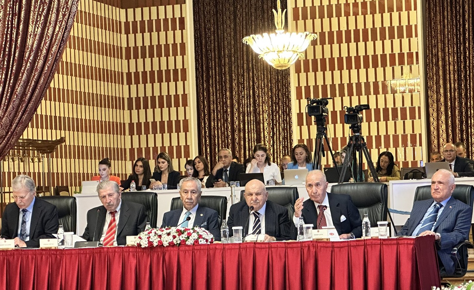 Süreç komisyonunda söz eski meclis başkanlarında