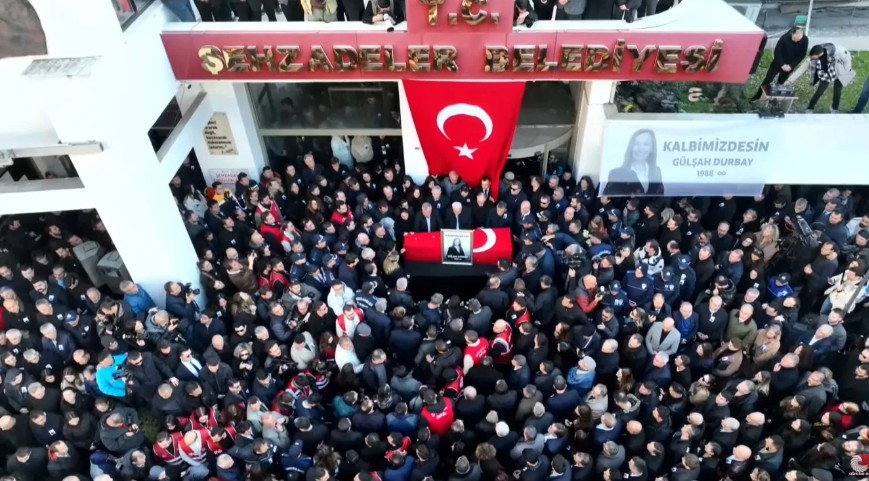 Gülşah Durbay son yolculuğuna uğurlanıyor... Gözyaşlarıyla konuşan Özgür Özel: 6 ayda bir tabut bayraklıyoruz, yeter artık