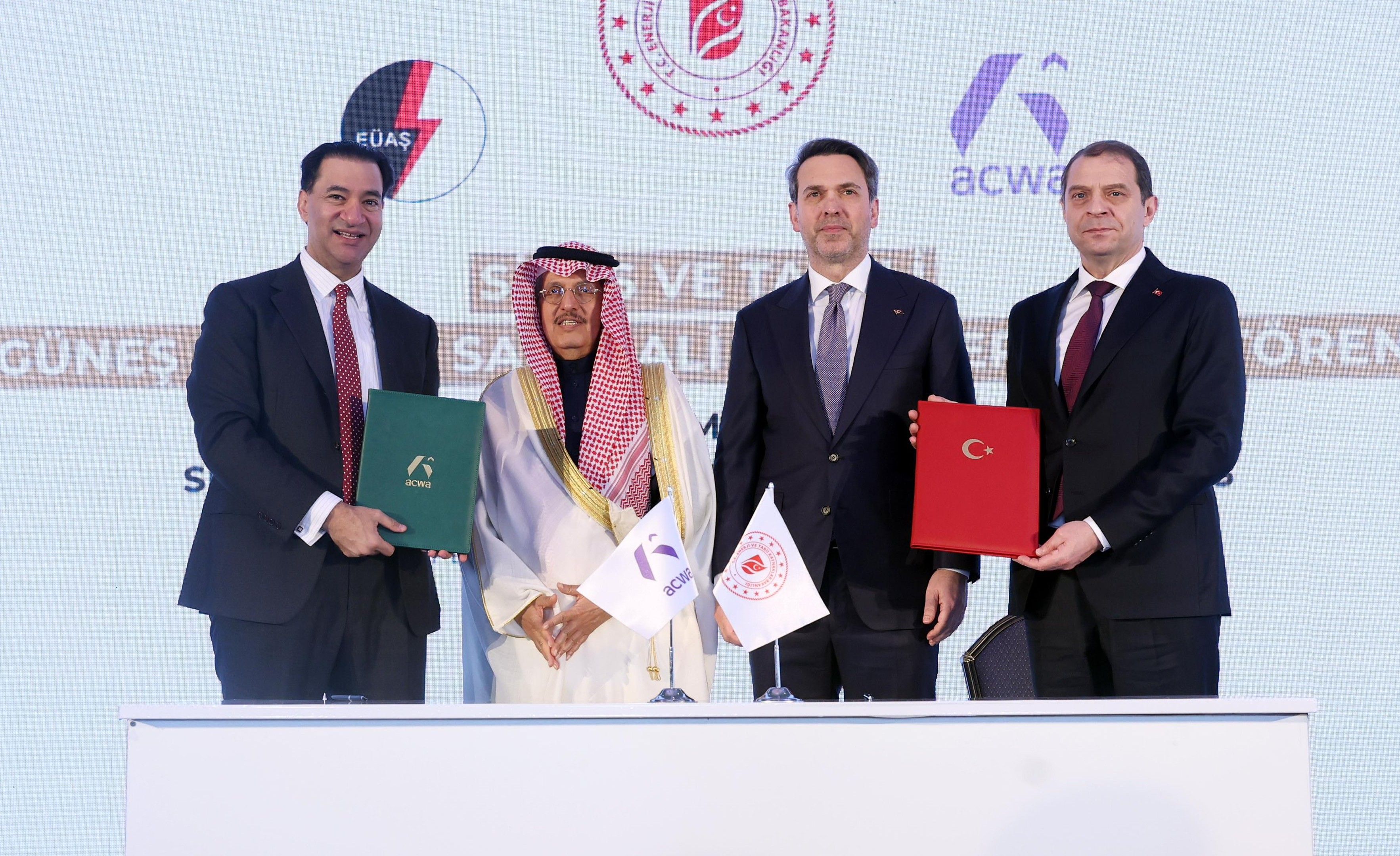 Bakan Bayraktar: Suudi Arabistan ile 5 bin MW'lık yenilenebilir enerji iş birliğinde ilk faz için imzalar atıldı