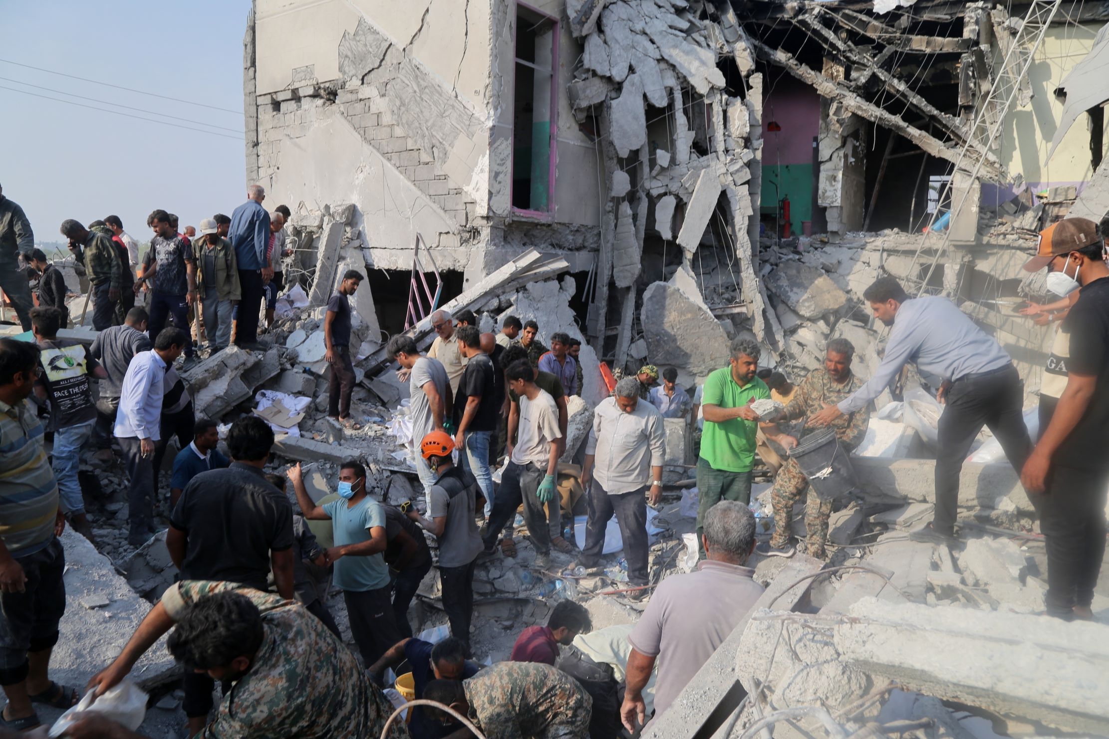 İran'daki okul saldırısında 170 sivil hayatını kaybetti, uluslararası tepkiler büyüyor