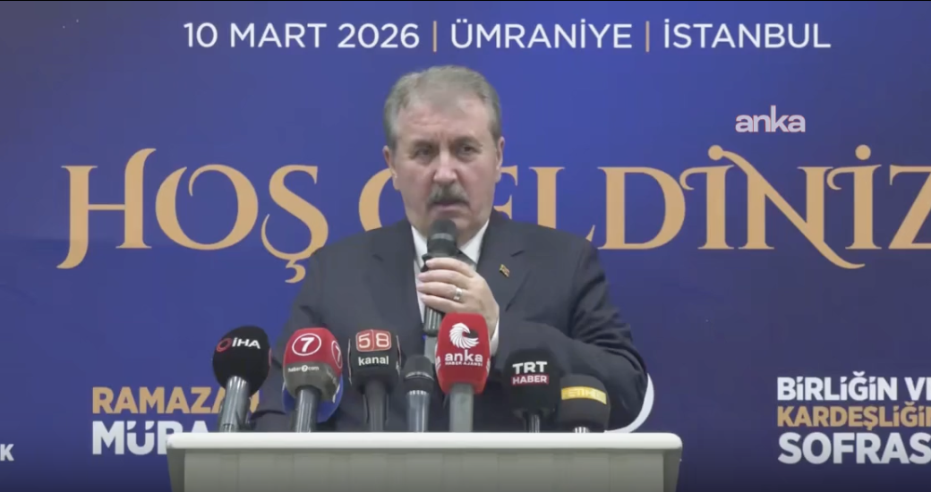 BBP Genel Başkanı Mustafa Destici, İstanbul'daki iftar programında konuşma yaparken.