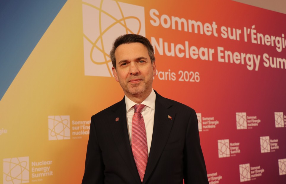 Enerji ve Tabii Kaynaklar Bakanı Alparslan Bayraktar, Paris'te düzenlenen Nükleer Enerji Zirvesi'nde Uluslararası Atom Enerjisi Ajansı Başkanı Rafael Mariano Grossi ile görüşüyor.