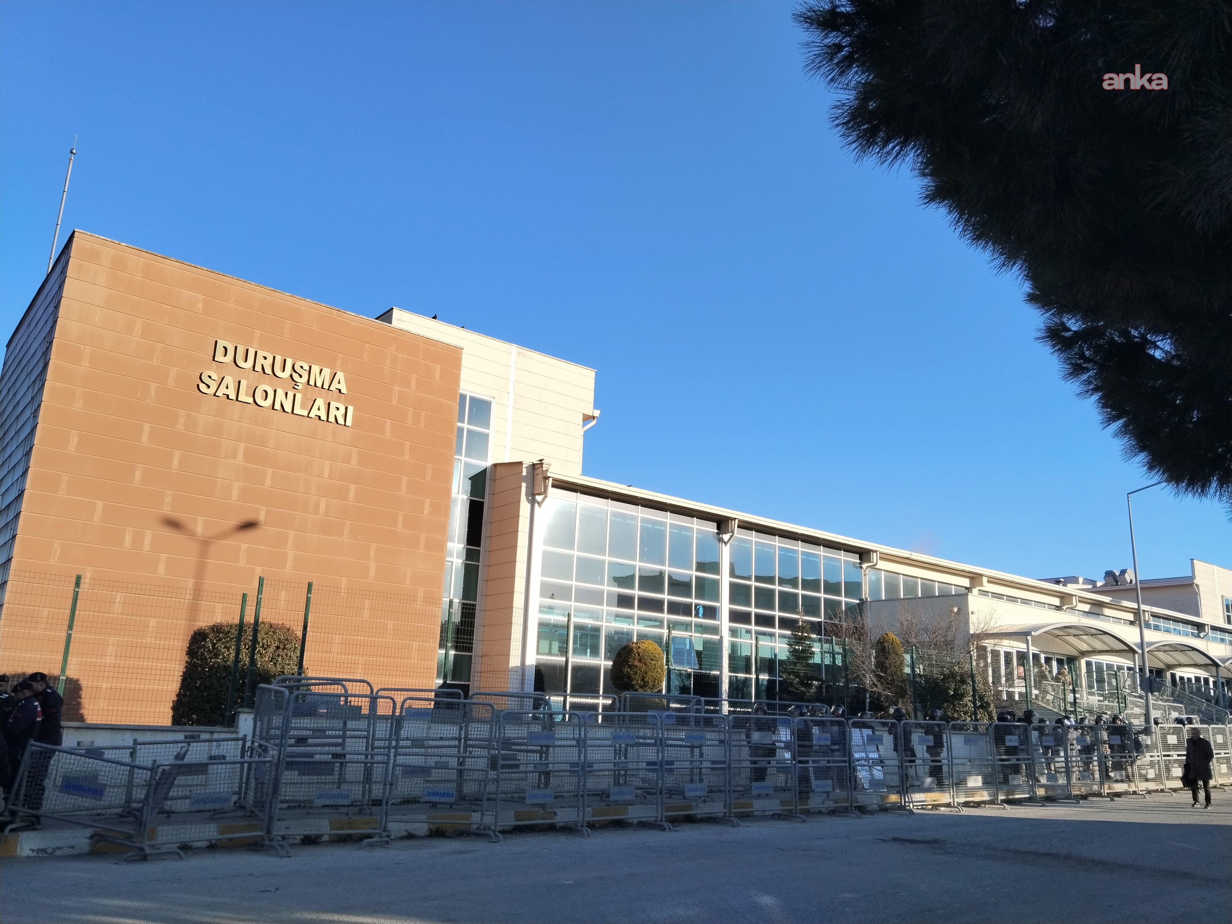 İBB Davası duruşmasında jandarma müdahalesi