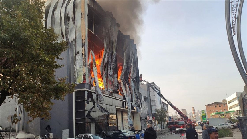 Kocaeli'de 7 kişinin öldüğü fabrika yangını davası başladı: Ailelerden adalet talebi | Independent Türkçe