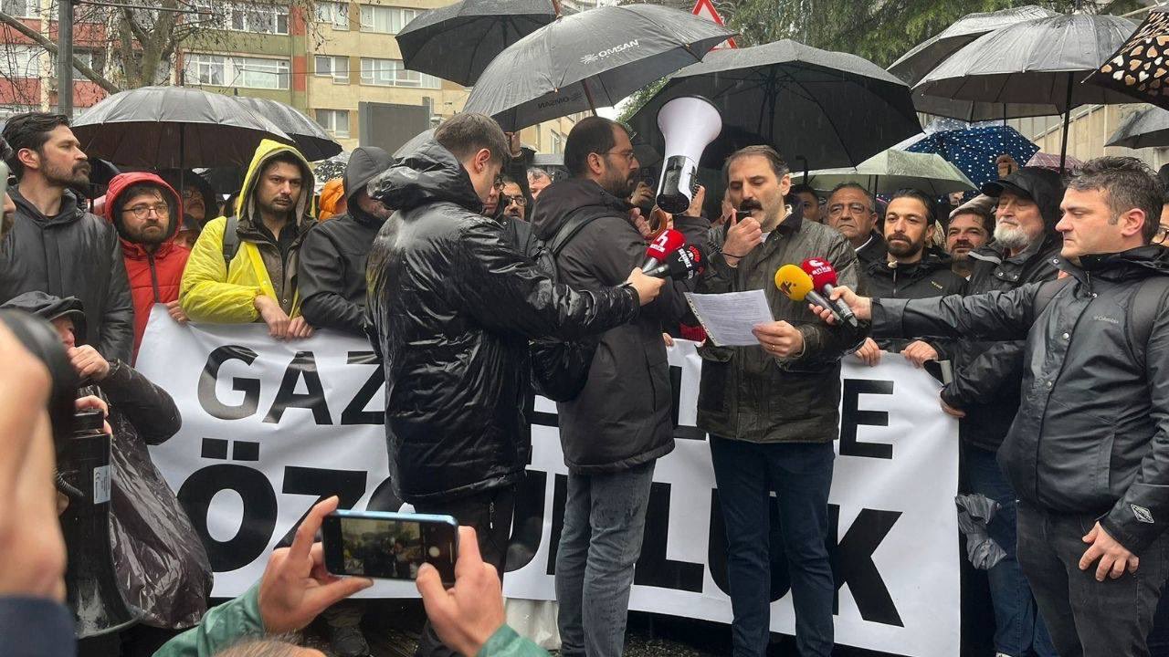 Gazateciler tutuklu meslektaşları için Kadıköy'de bir araya geldi