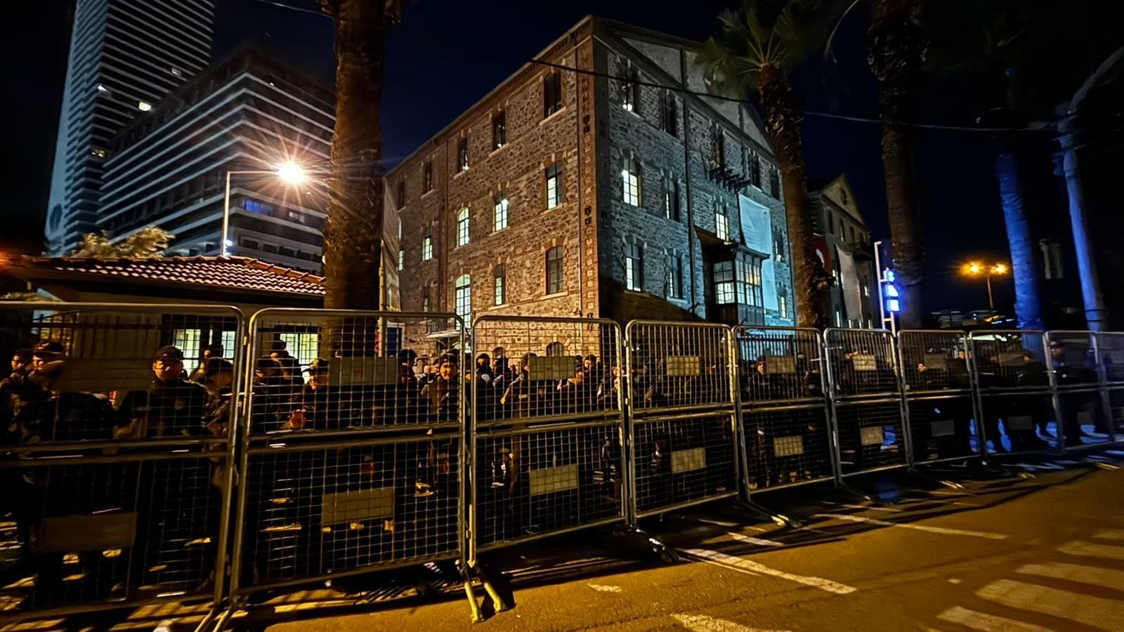 İzmir’de Meslek Fabrikası’nda polis eşliğinde tahliye