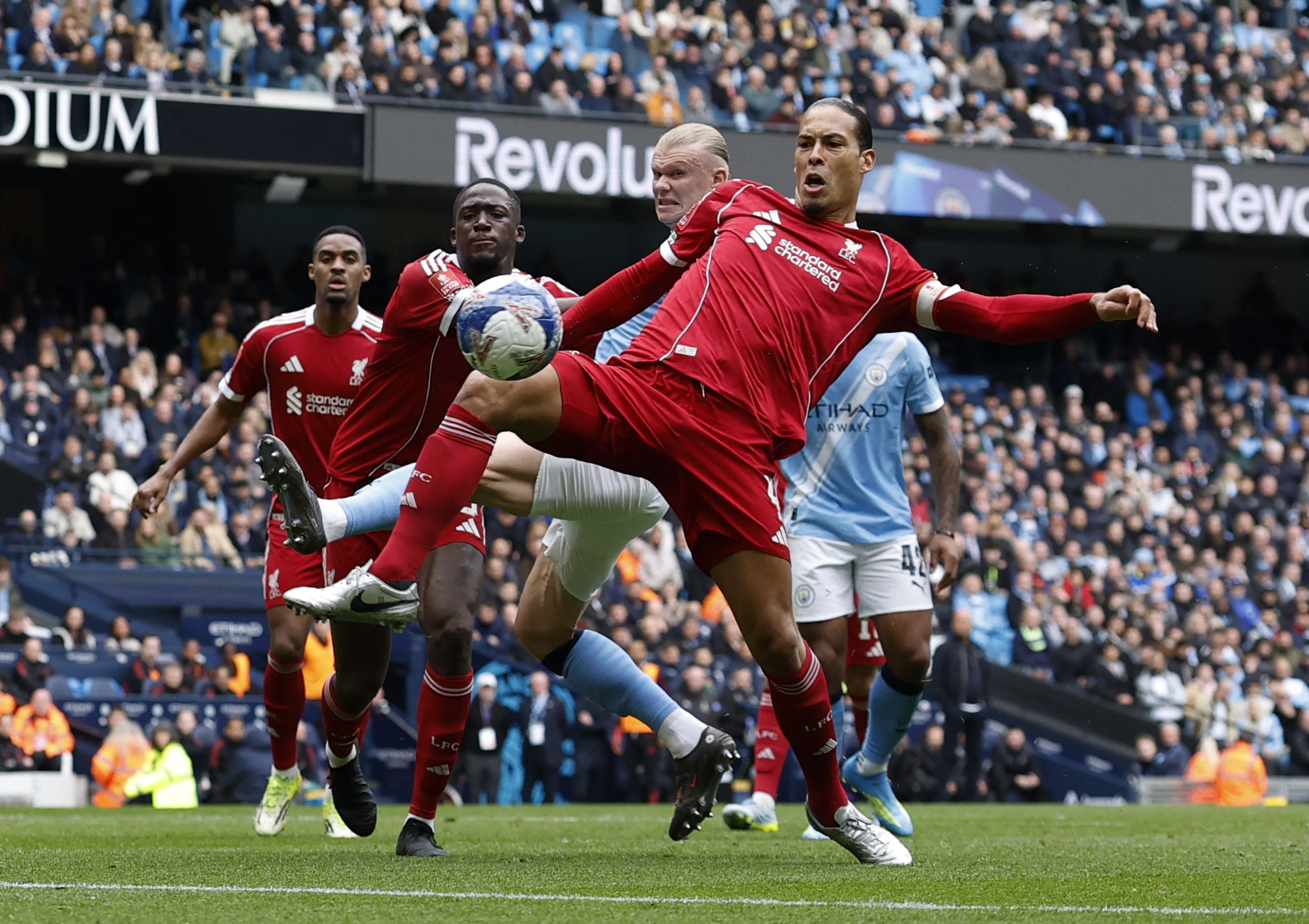 Zor günlerden geçen Liverpool'da van Dijk'tan sezon itirafı