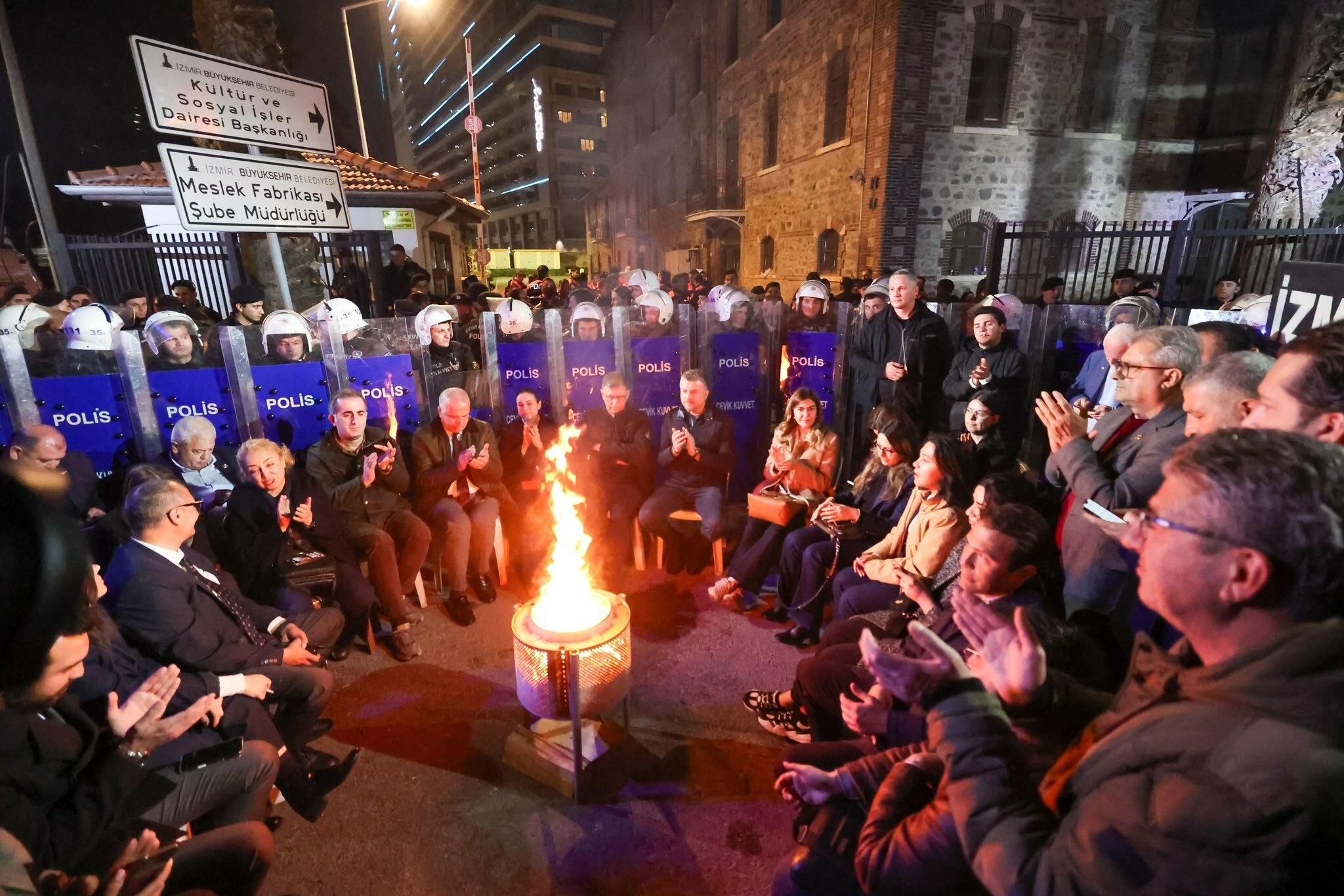 Cemil Tugay’dan Meslek Fabrikası önünde gece nöbeti