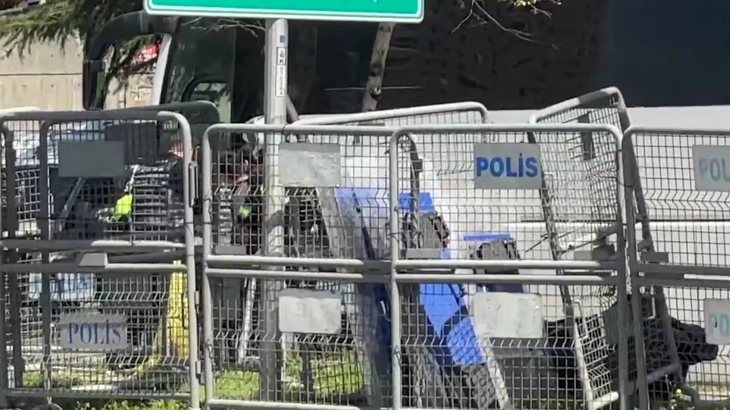 Konsolosluk önündeki saldırıda polislerle alay edenler hakkında soruşturma başlatıldı