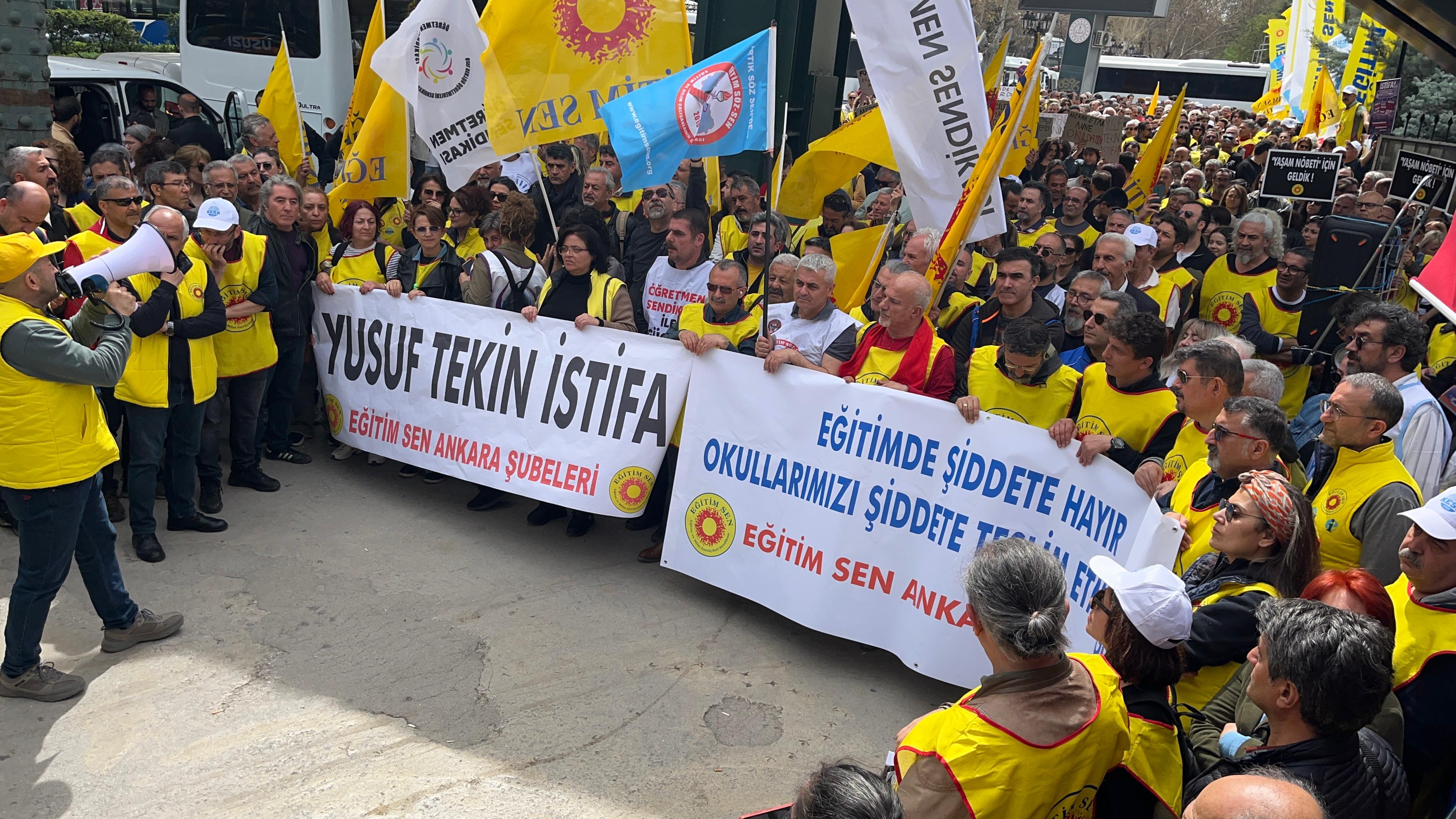 Eğitimciler, bakanlık önünde 