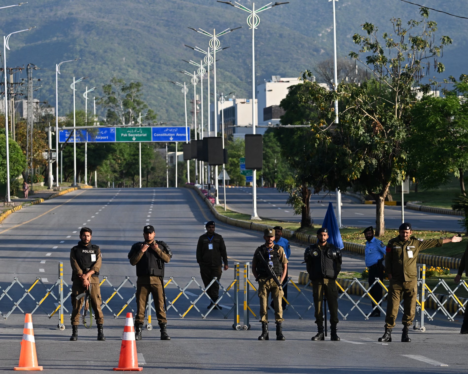İslamabad müzakere “karantinası” altında: “Kafeste yaşıyoruz”