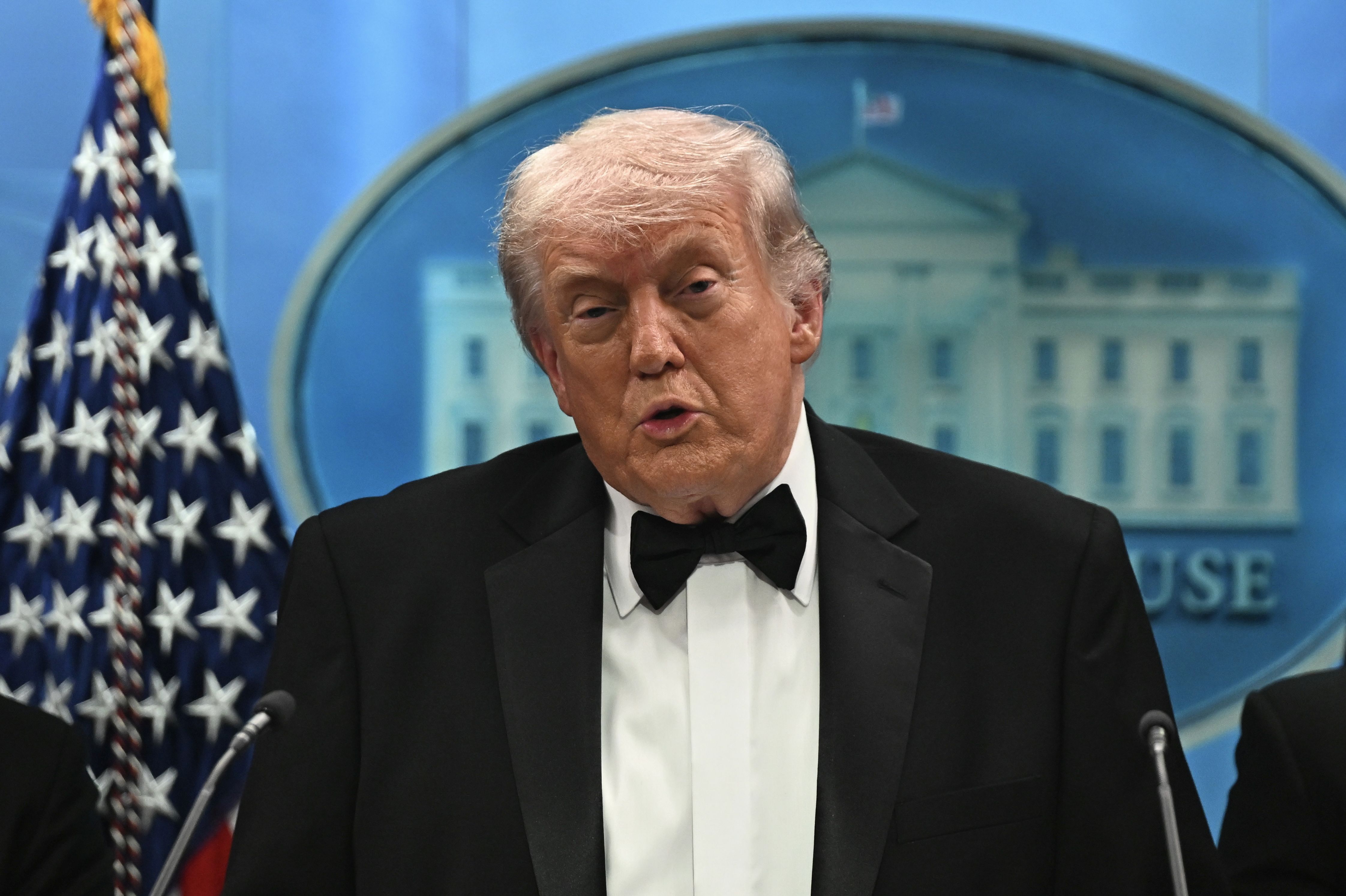 Beyaz Saray'da silah sesleri: Trump salonda çıkarıldı, saldırgan yakalandı