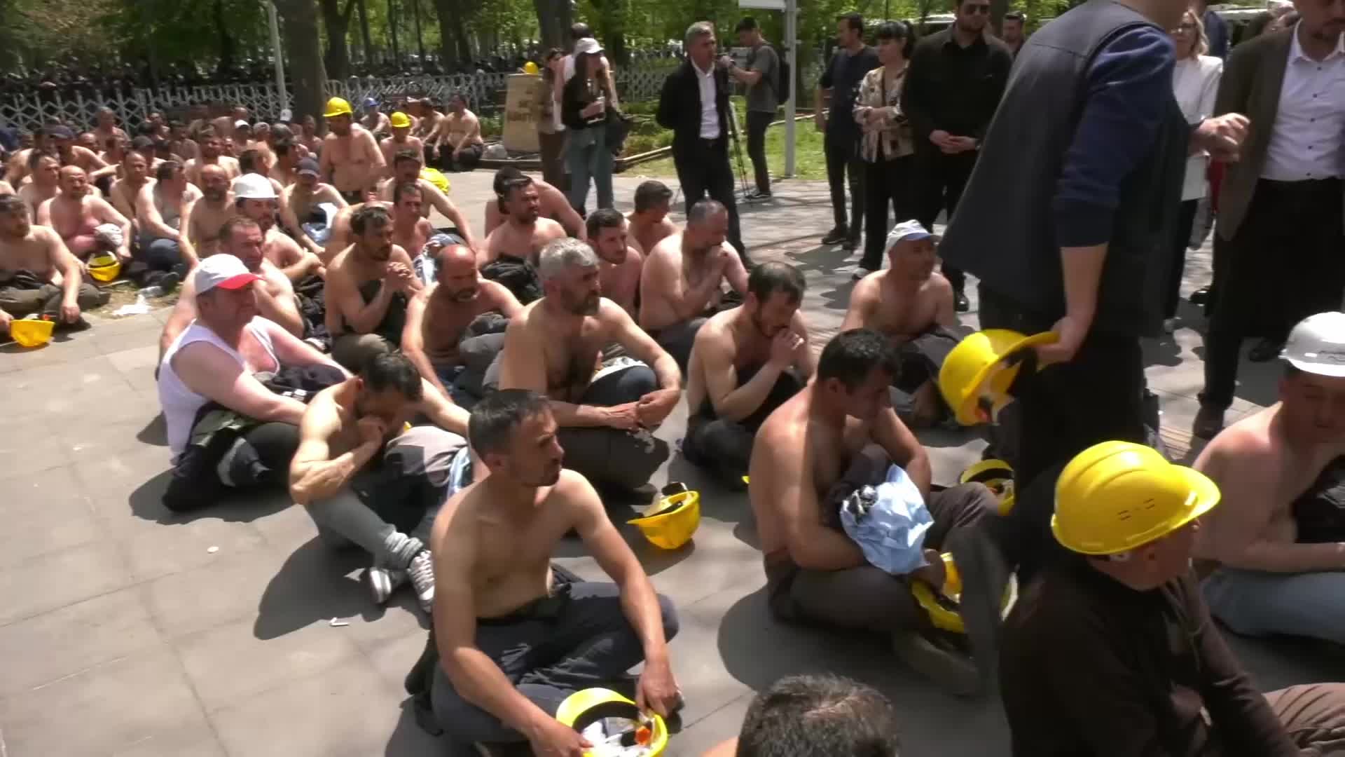 Doruk Madencilik işçilerinin Enerji Bakanlığı yürüyüşüne polis müdahalesi... Madencilerden tepki: Biz devlete mi saldırıyoruz?
