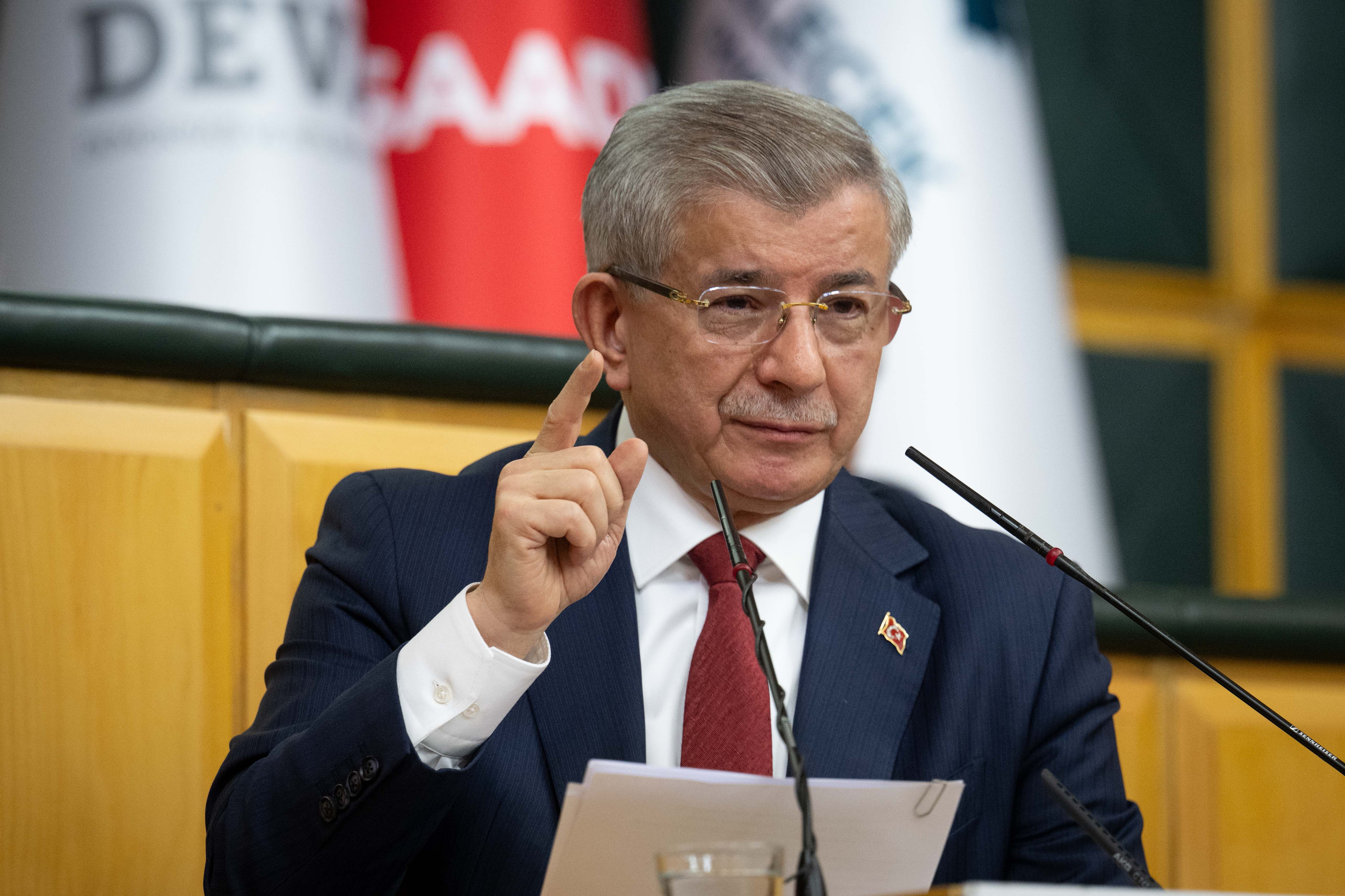Ahmet Davutoğlu'ndan Toplumsal Barış Çağrısı ve İşçi Hakları Üzerine Eleştiriler