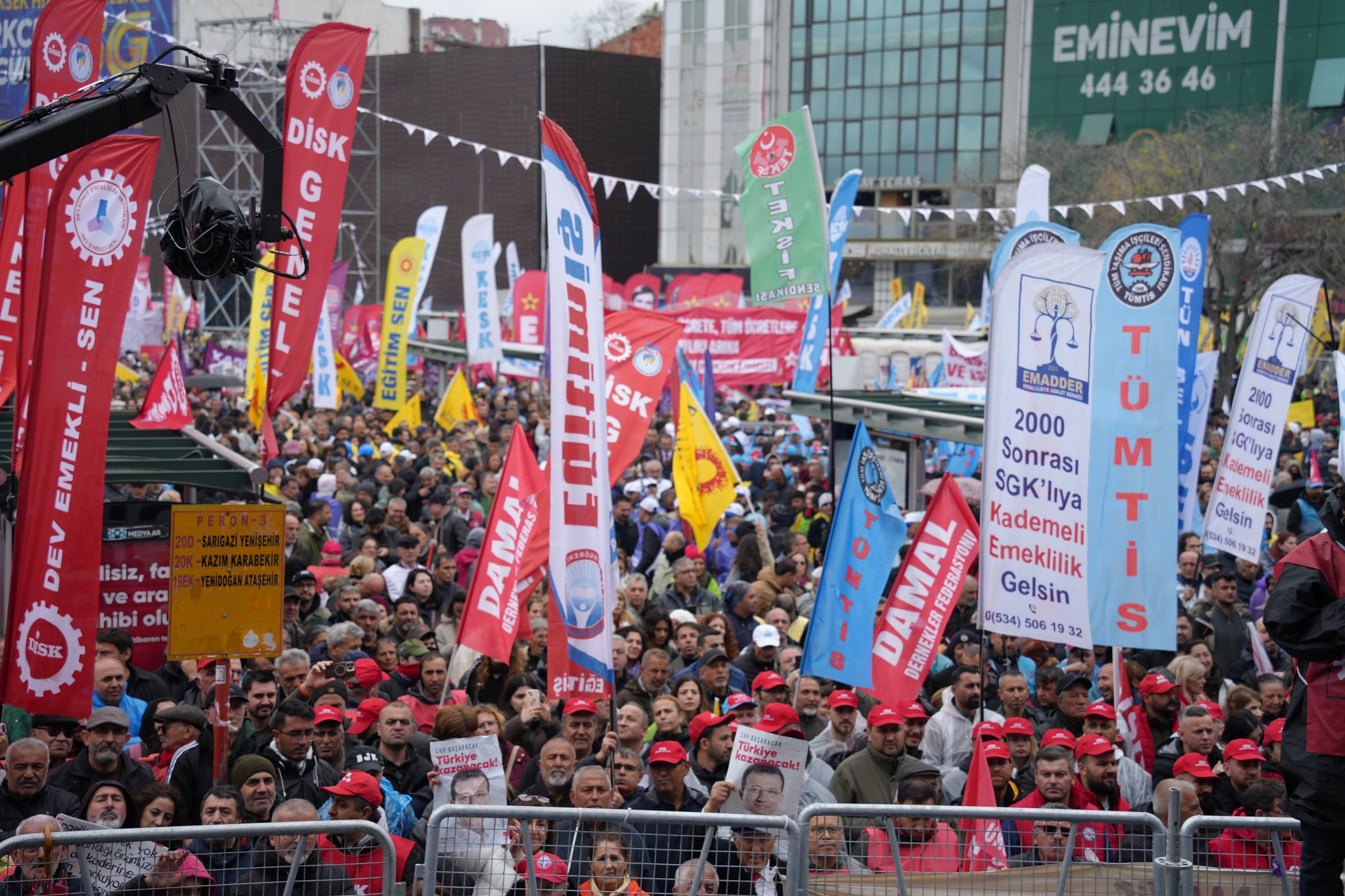 Emekçiler 1 Mayıs'ı Kadıköy'de kutladı: Gerçek demokrasinin olduğu bir ülke istiyoruz