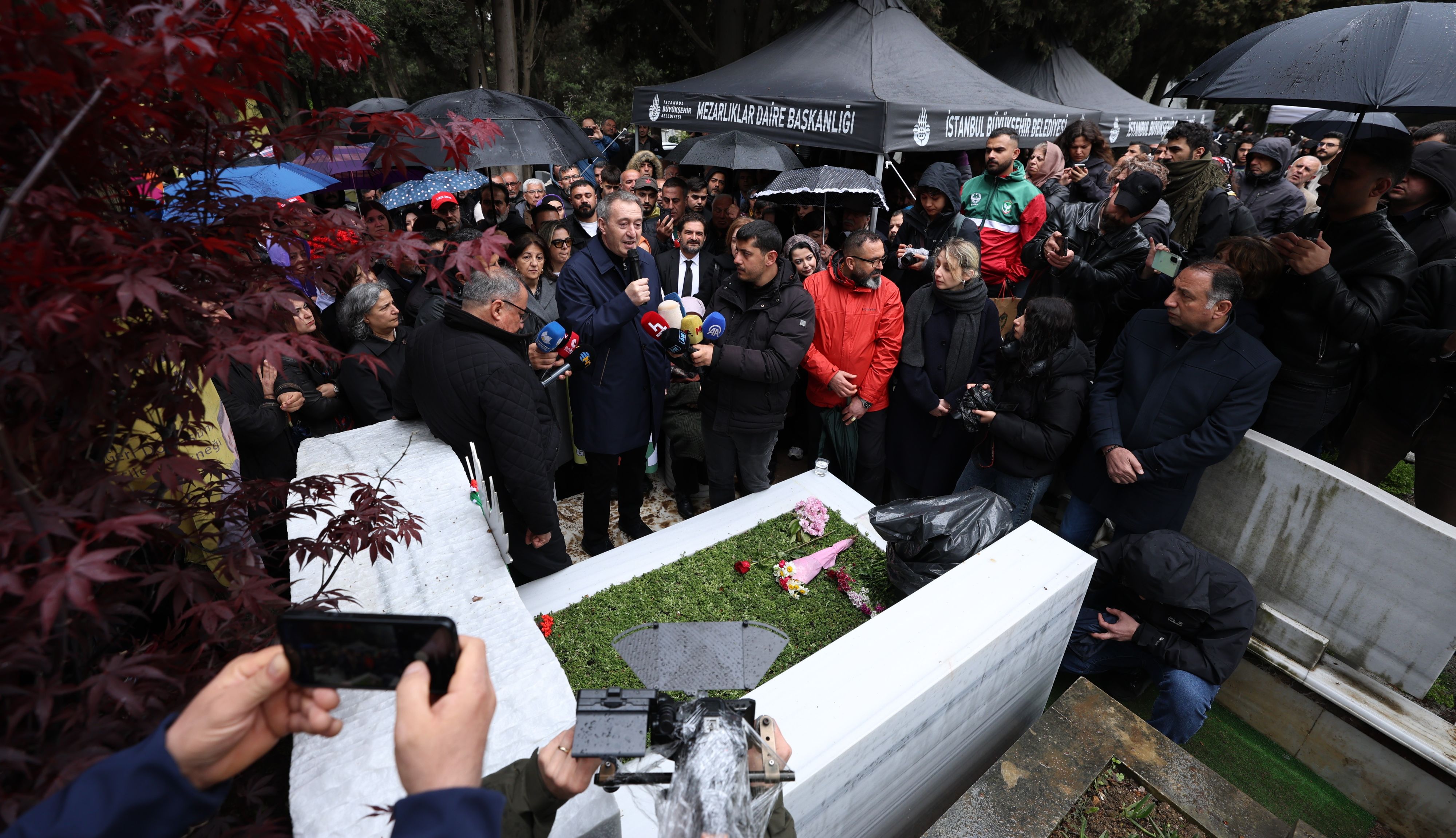 Sırrı Süreyya Önder ölüm yıldönümünde mezarı başında anıldı... Bakırhan: Söz veriyoruz barışı mutlaka bu ülkeye hep birlikte getireceğiz