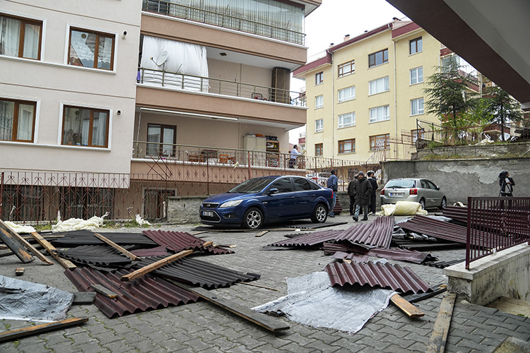 “Süper hücre” fırtınası Gaziantep’te yıkıma yol açtı: Çok sayıda bina zarar gördü