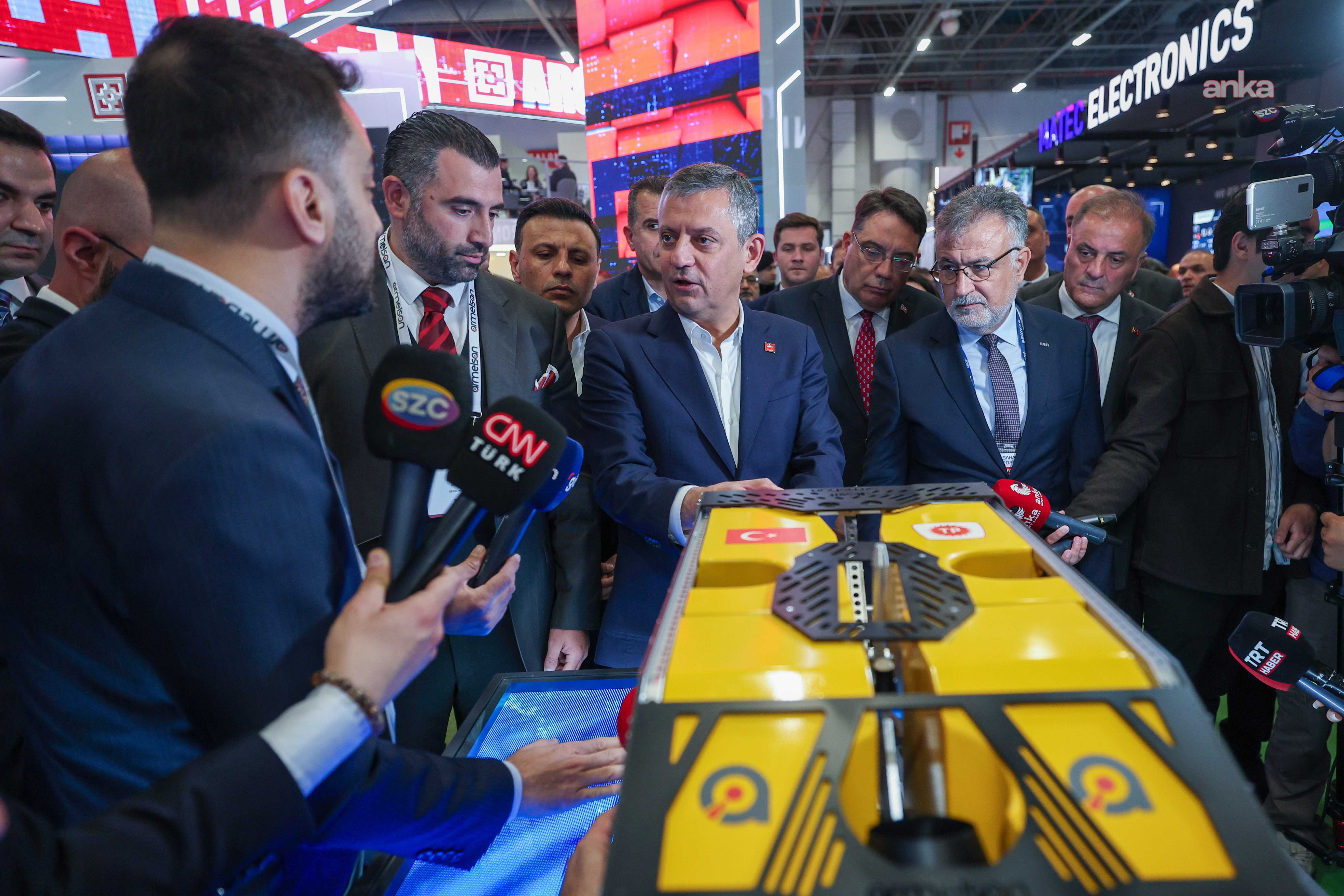 Özgür Özel, SAHA 2026 Fuarı’nı ziyaret etti