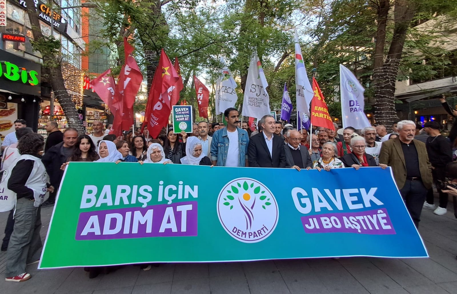 DEM Parti, Barış İçin Adım At Yürüyüşleriyle İktidara Çağrıda Bulundu
