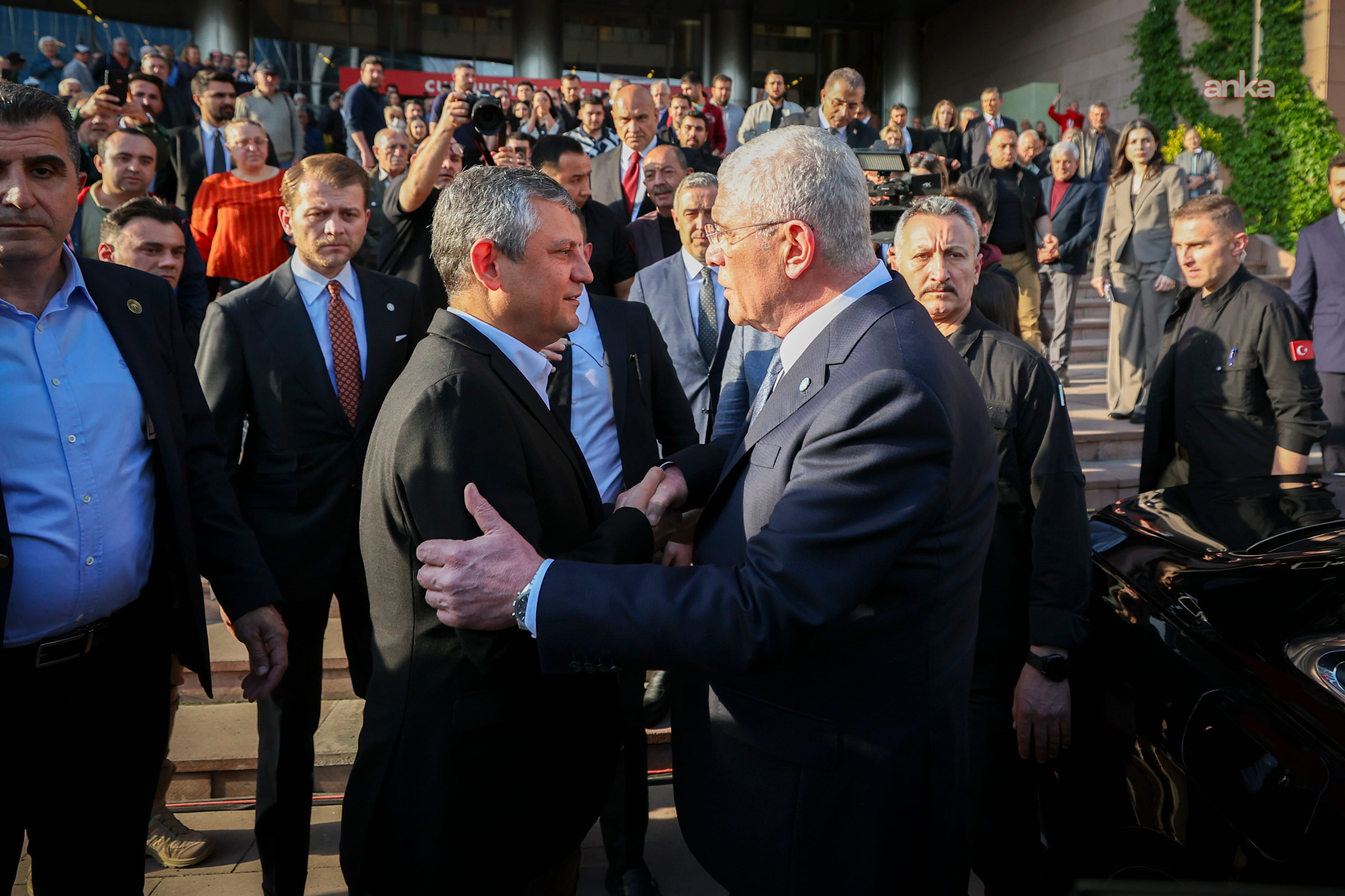 Dervişoğlu CHP Genel Merkezi’ni ziyaret etti: Demokrasiye yönelik adımlara karşı birlikte duracağız