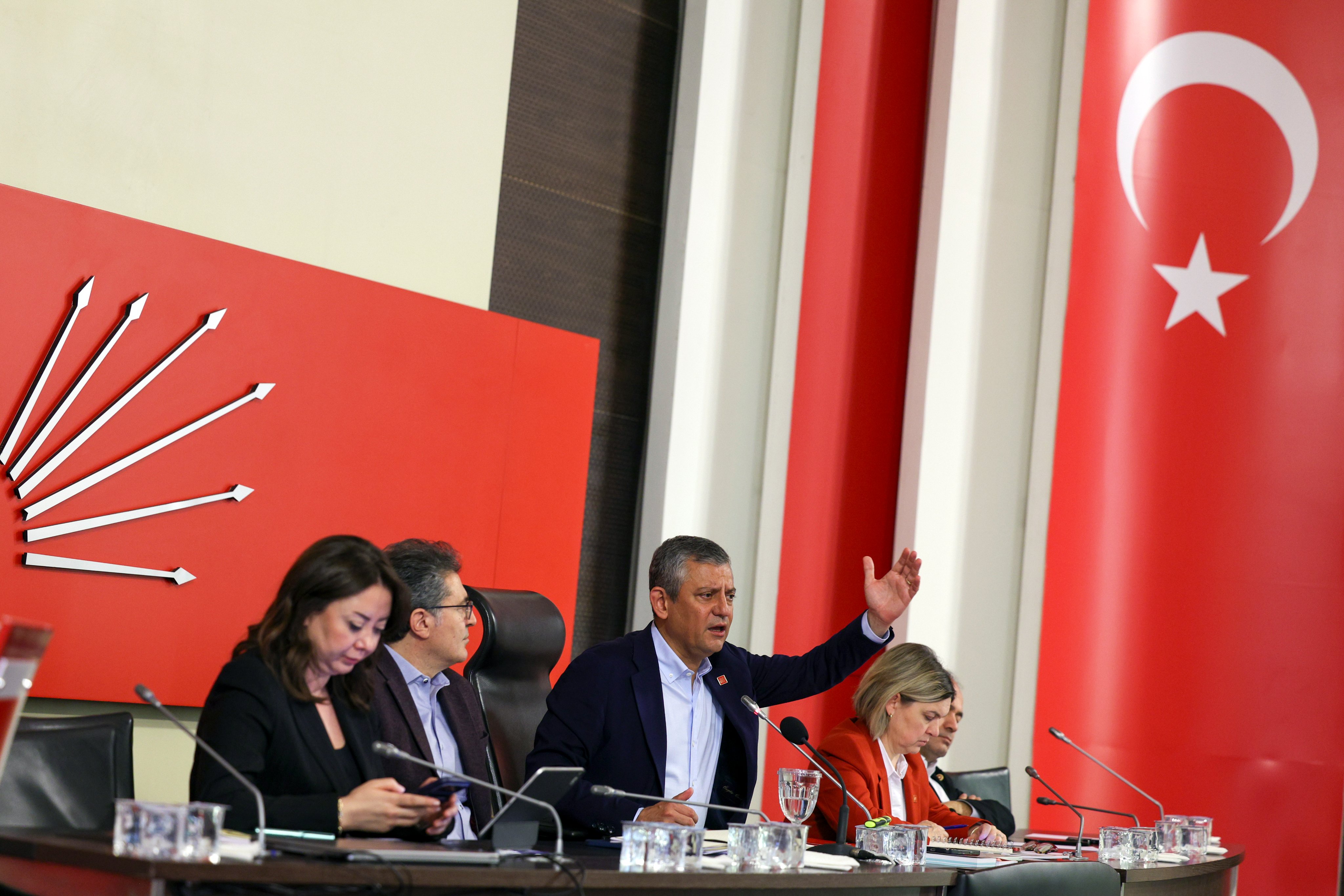 CHP PM’den 5,5 saatlik toplantı: Kurultay olmazsa imza süreci başlıyor