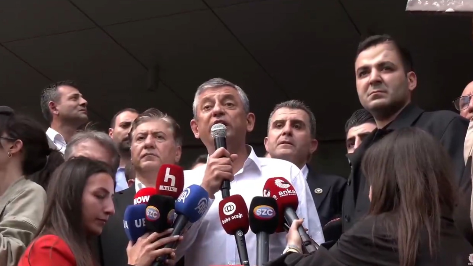 Özel, CHP Genel Merkezi'nden ayrıldı: Baba ocağını geri almak üzere çıkıyoruz
