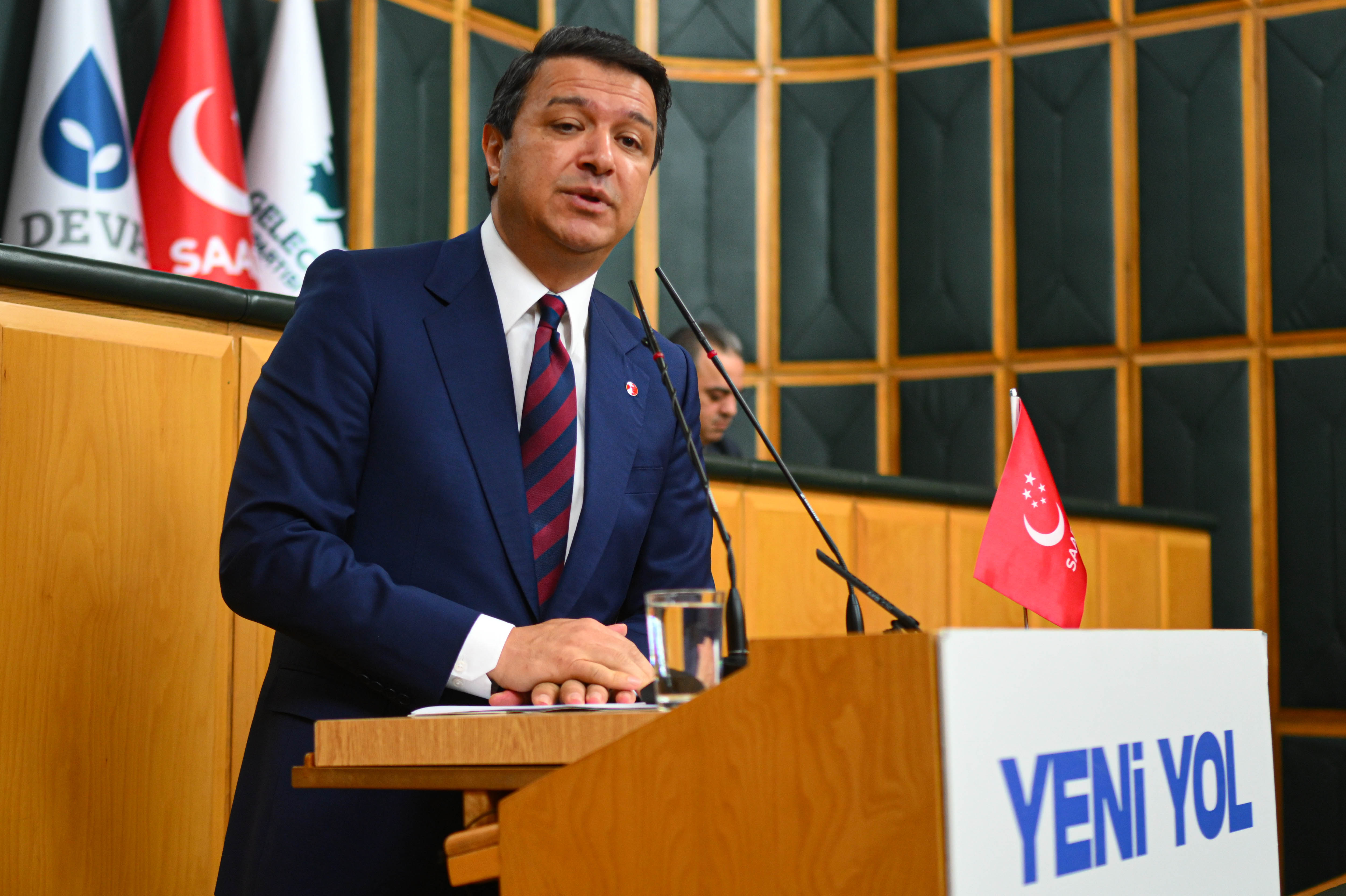 Saadet Partisi Genel Başkanı Mahmut Arıkan, İşçi ve Öğretmenlerin Hak Arama Mücadelesine Destek Verdi