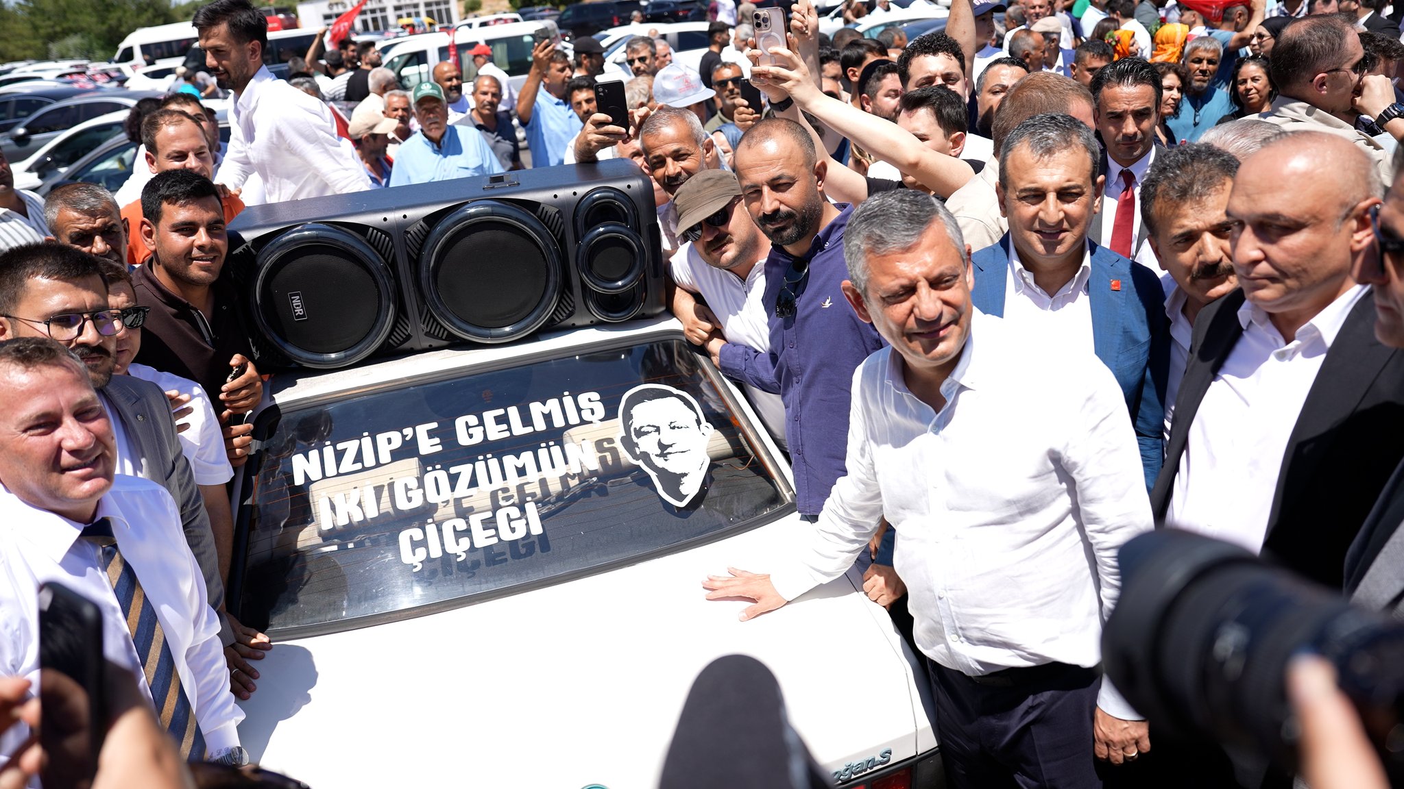 Özgür Özel Gaziantep'te yoğun ilgiyle karşılandı; seçilmiş yönetim ve iktidar hedefi vurgulandı