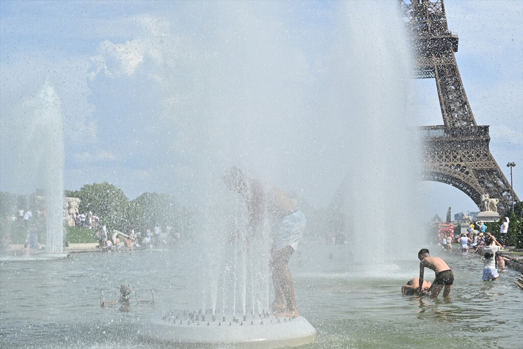Fransa'da Aşırı Sıcaklıklar Nedeniyle Paris'teki Cenaze Salonları Dolu