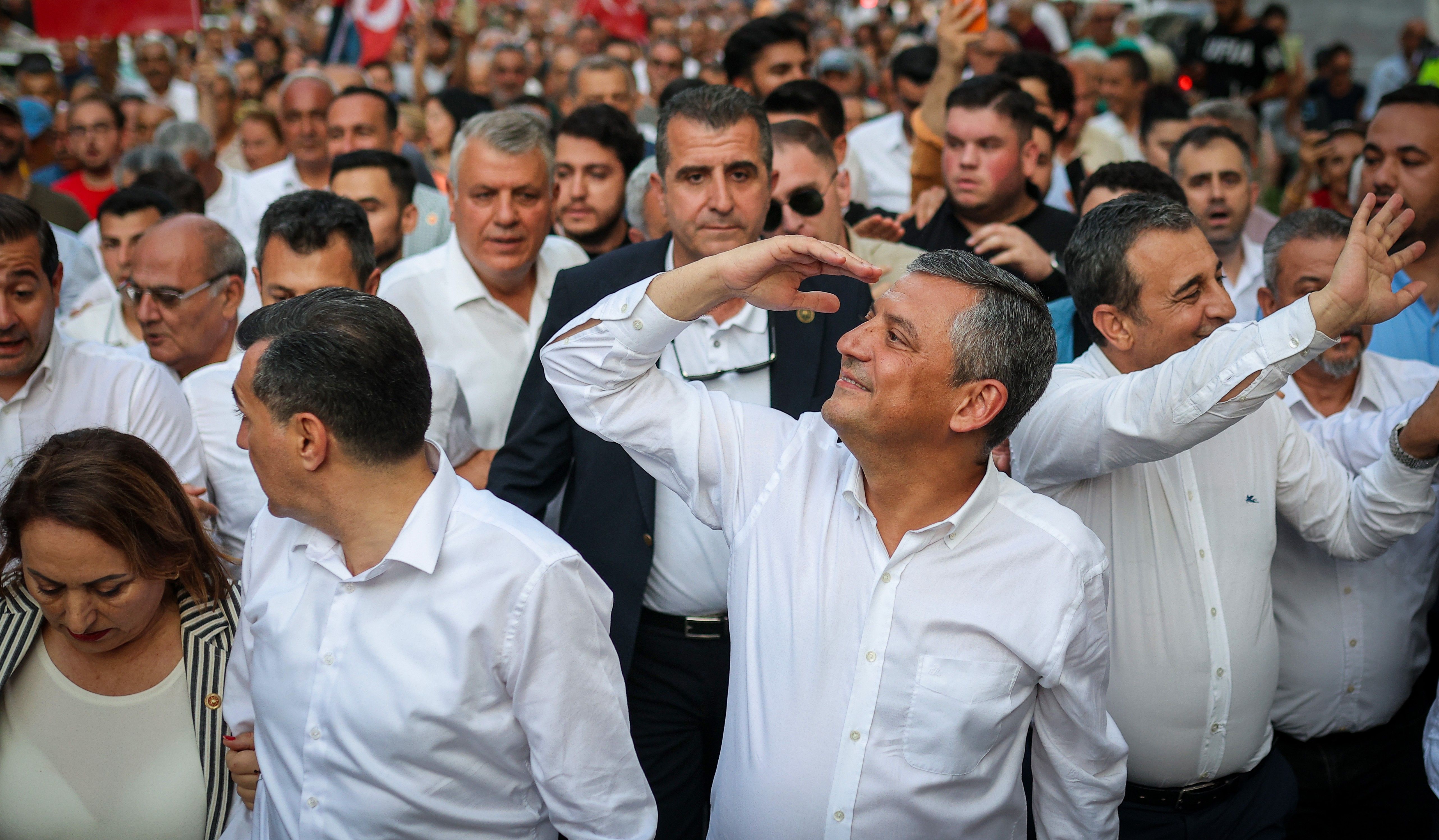 Özgür Özel yeni parti için 27 Temmuz'da kuruluş dilekçesi verecek