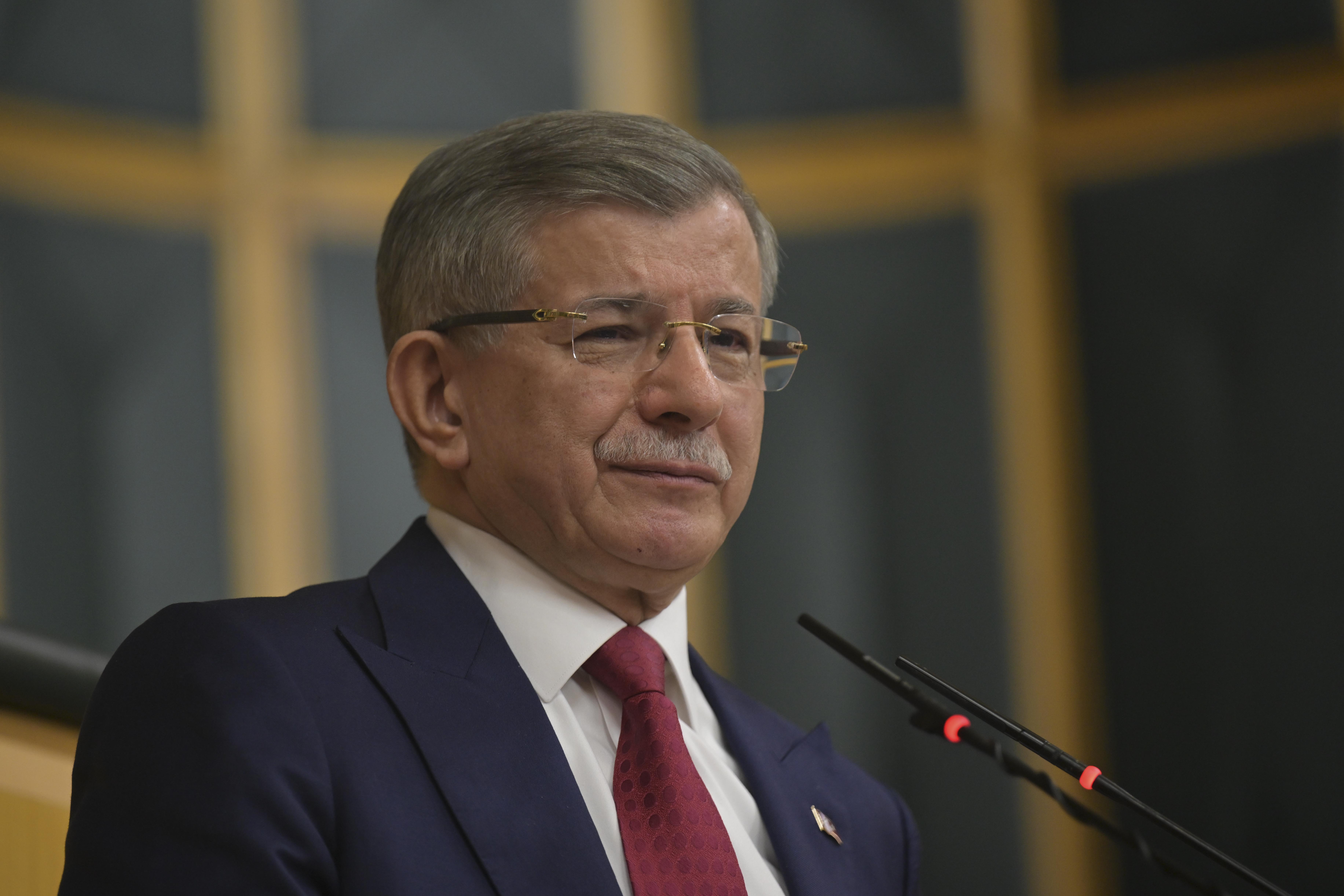 Davutoğlu: Yeni parti kuruluyorsa, bize "hayırlı olsun" demek düşer