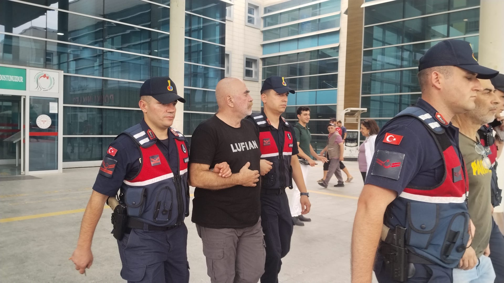 Yönetmen Ezel Akay ve kardeşi uyuşturucu operasyonunda yakalandı