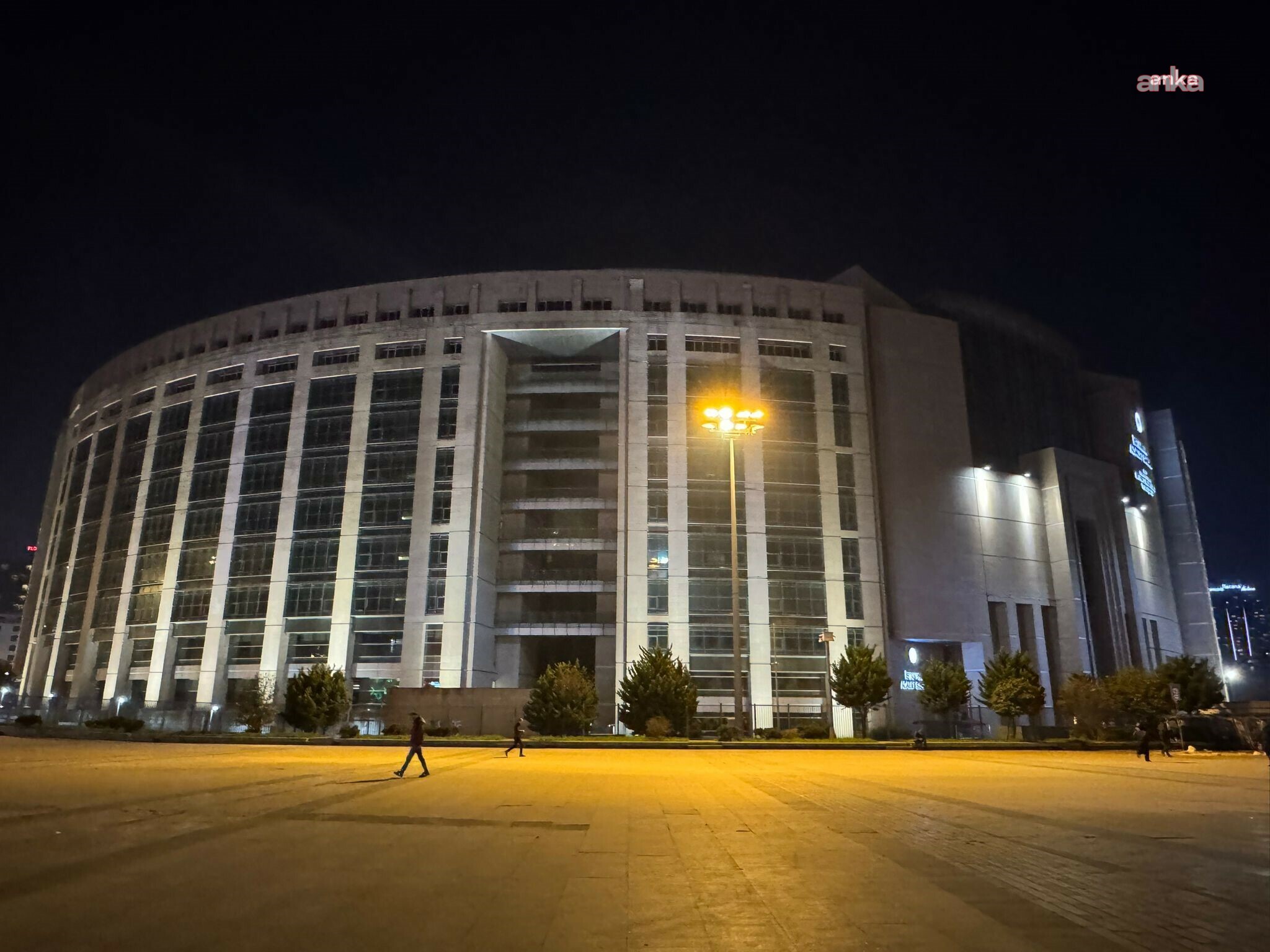 İzmit Belediye Başkanı Fatma Kaplan Hürriyet dahil 20 kişi hakkında tutuklama kararı verildi