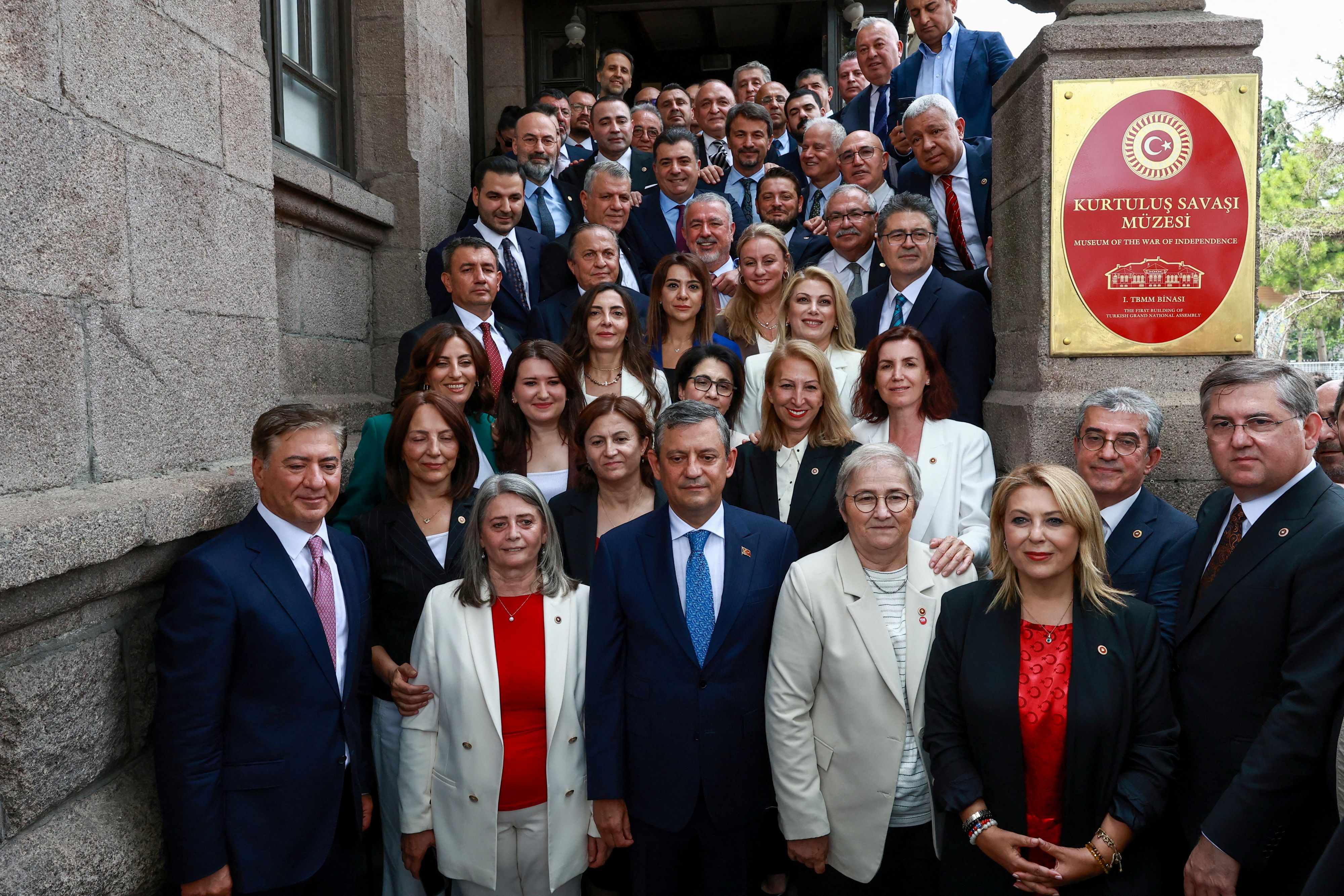 Özel, oybirliğiyle YENİ Parti'nin genel başkanı seçildi: Partinin PM ve YDK üyeleri belli oldu