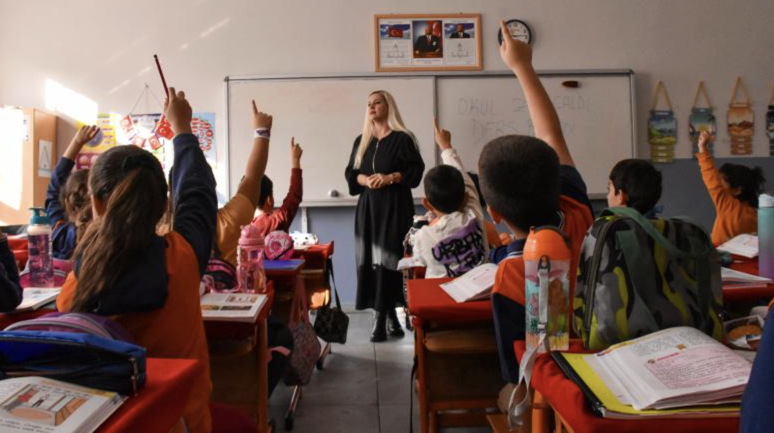 MEB okul yönetmeliğini değiştirdi: Okullarda dolap ve sıra aranabilecek, öğretmenle görüşmeye randevu şartı