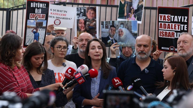 Gündem Yaratıyor: Tülay Hatimoğulları'ndan Adalet Bakanlığı önündeki depremzedelere ziyaret: Rantçılar korunmasın