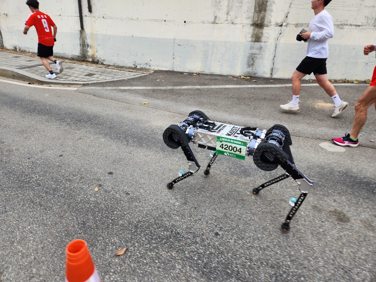 Tarihte tam maraton koşan ilk robot, güncel nesil teknolojilerin önünü açıyor